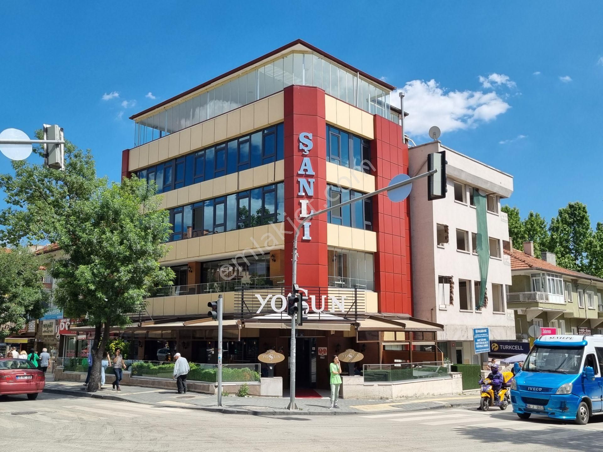 Yenimahalle Ragıp Tüzün Kiralık Ofis Yenimahalle'de En İşlek Noktada 3+1 2.kat Köşe Başı Sıfır Yapılı Ofis İçin Kiralık