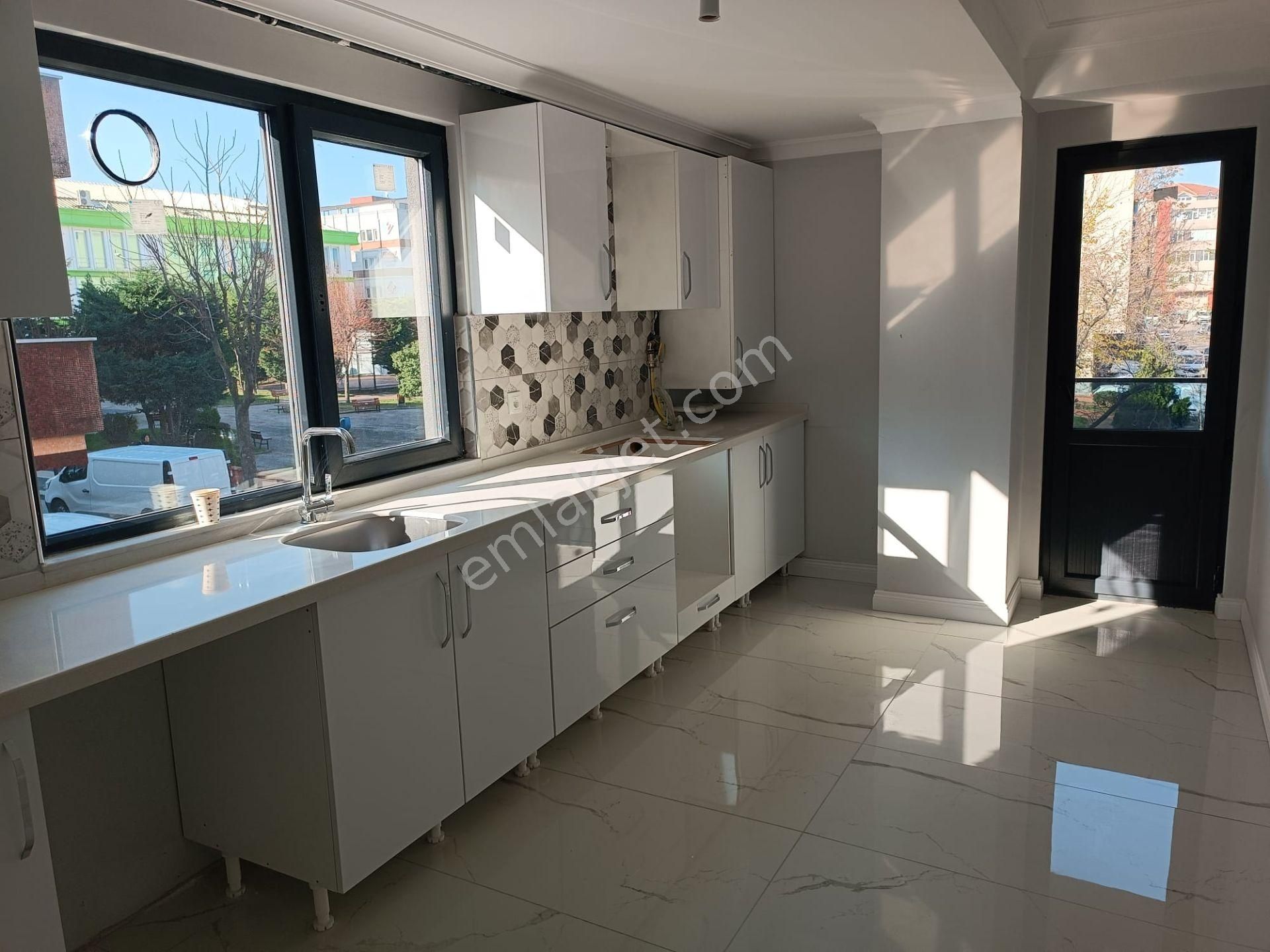 Bahçelievler Yenibosna Merkez Satılık Daire  YENİBOSNADA RADARA YAKIN ,PARKA BAKAN SATILIK 120 M2 3+1 DAİRE