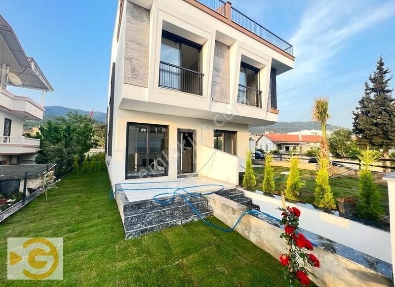 Menderes Orta Satılık Villa ORTAMAHALLE MERKEZDE DENİZE YAKIN ÖN CEPHE VİLLA