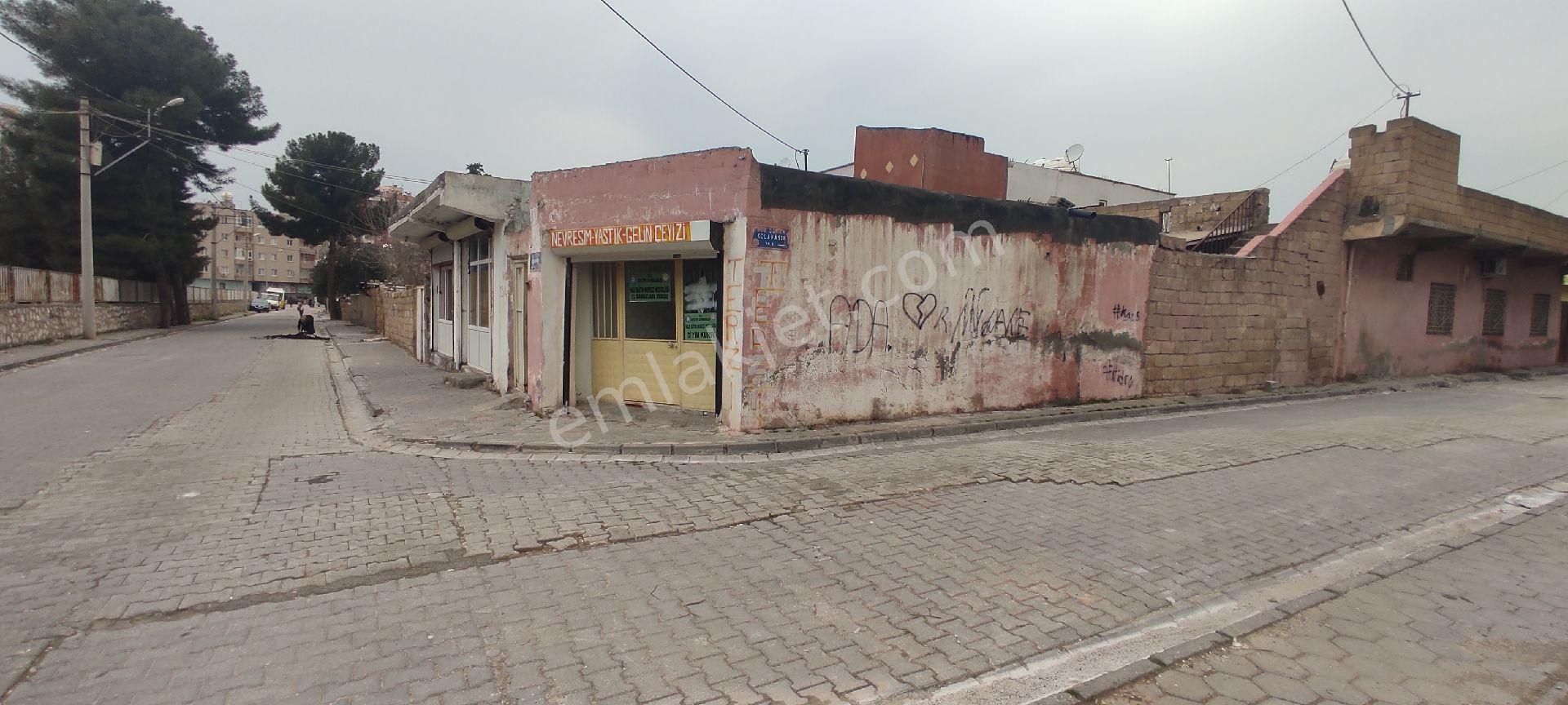 Kızıltepe Cumhuriyet Satılık Konut İmarlı YÜCEAY EMLAK Satılık 375m2 arsa içinde 2 ev ve 3 Dükkan