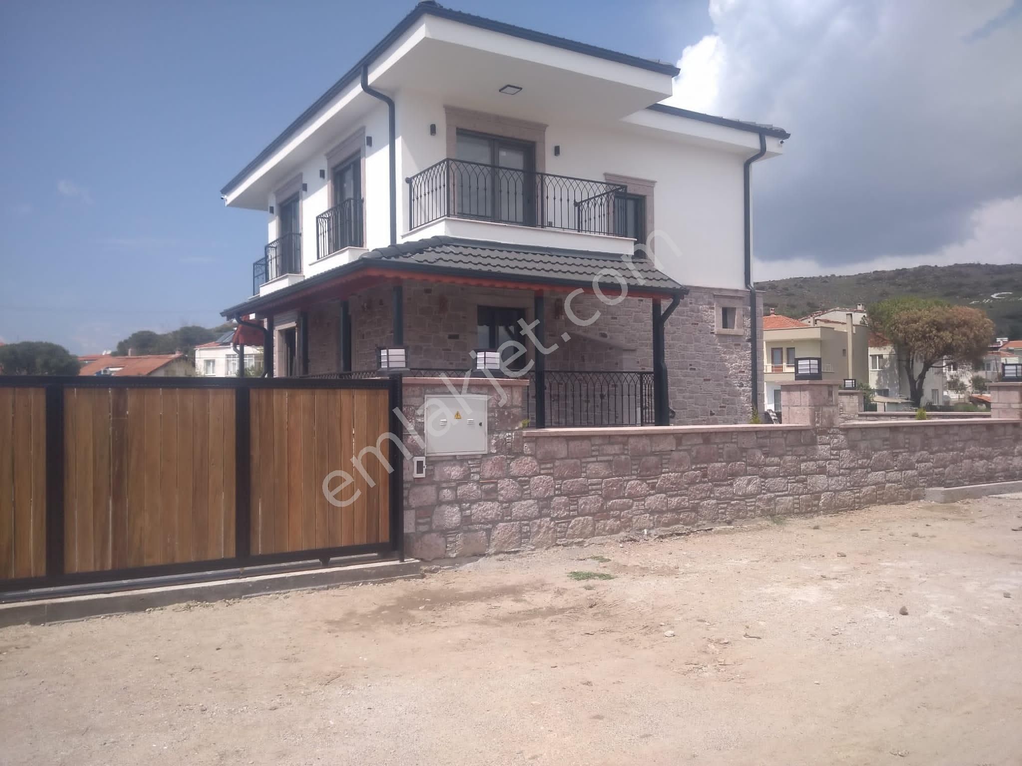 Ayvalık Küçükköy Satılık Villa  AYVADA'DAN AYVALIK KÜÇÜKKÖY'DE SIFIR LÜKS TAŞ TRİPLEKS VİLLALAR