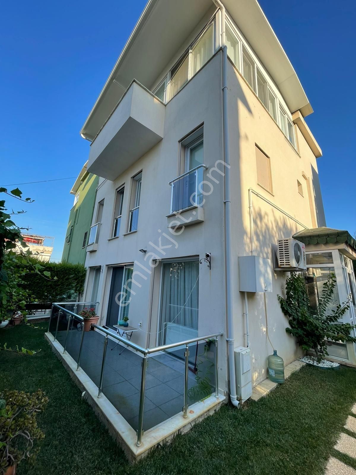 Urla Zeytinalanı Satılık Villa urla'da satılık 5+1 villa 7 yaşında