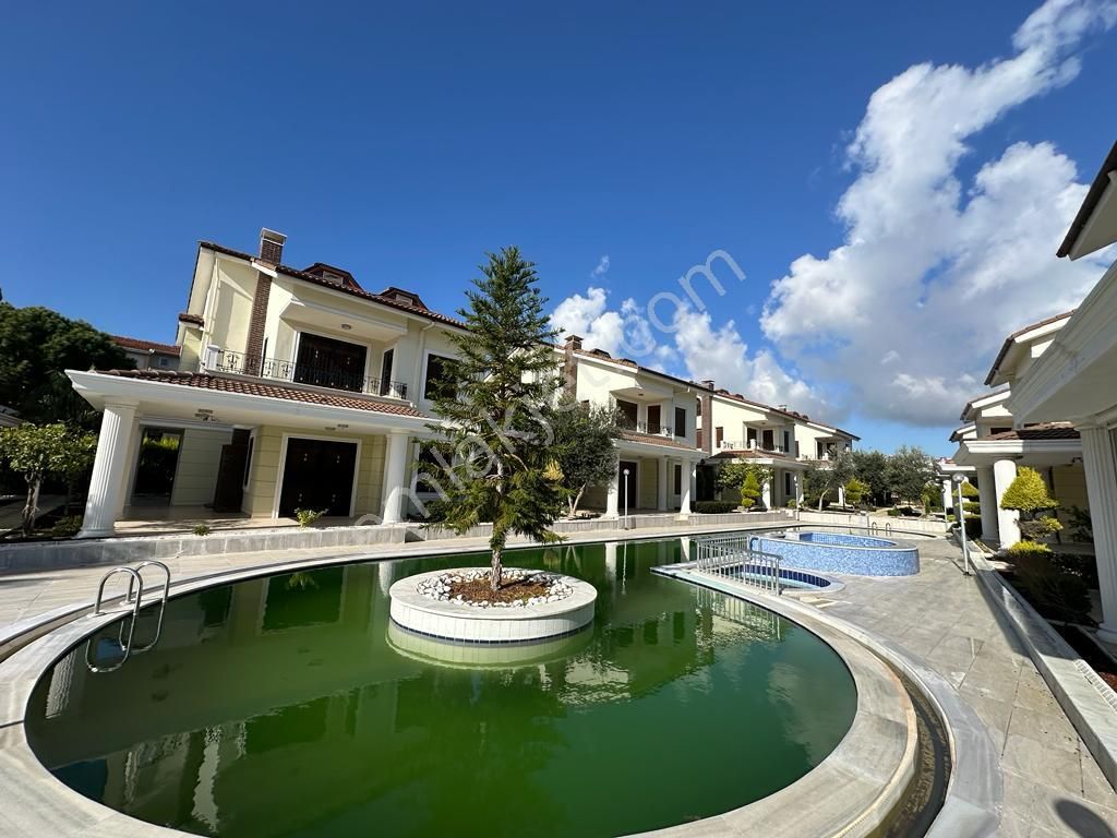 Didim Altınkum Satılık Villa  Didim Altınkumda Satılık Denize Yakın Havuzlu Sitede 6+1 Villa