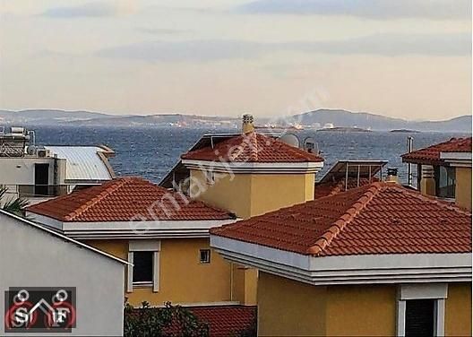 Dikili Çandarlı Satılık Villa Çandarlı'da Denize 100 m Mesafede Kaloriferli 5+1 Satılık Villa