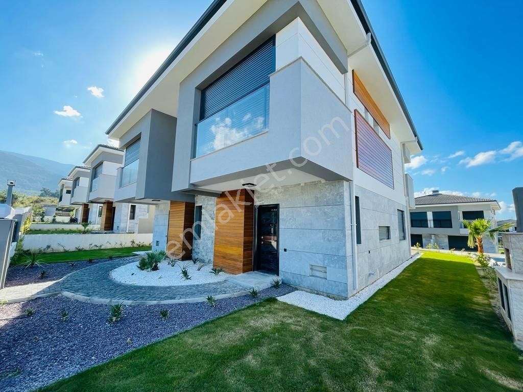 Kuşadası Güzelçamlı Satılık Villa KUŞADASI'NDA GENİŞ BAHÇELİ DENİZE YAKIN MÜSTAKİL VİLLA