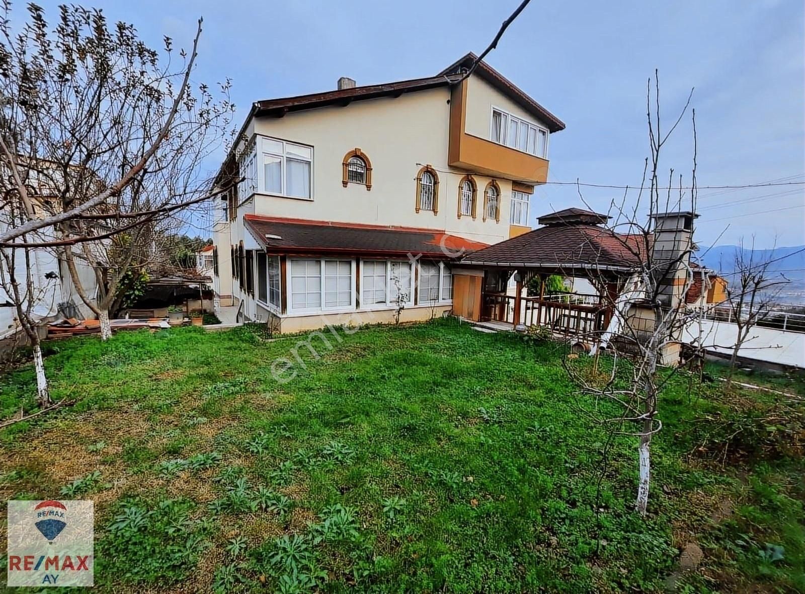 Serdivan Kemalpaşa Satılık Villa Sakarya Serdivanda iki kapalı garajlı bahçeli villa Remax Ay