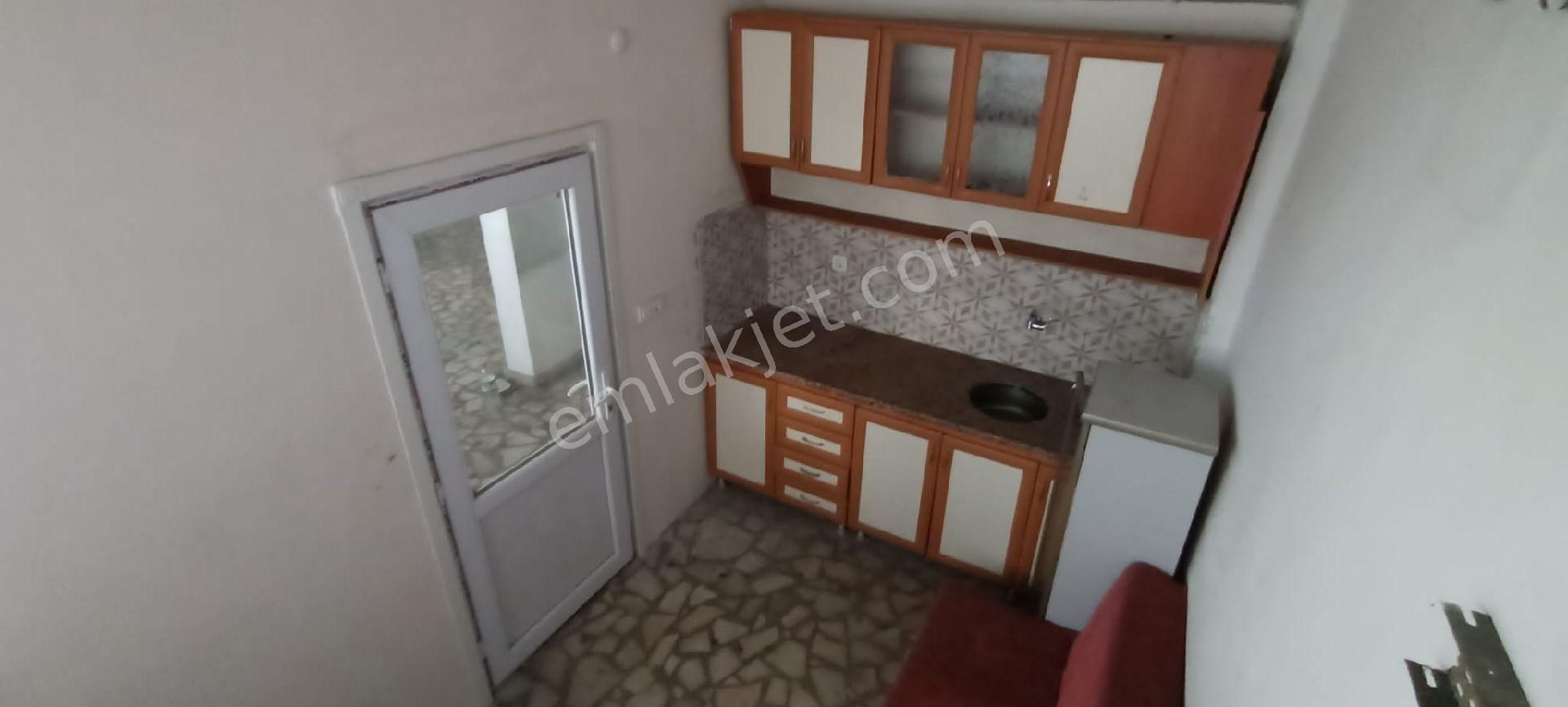 Esenler Tuna Kiralık Depo Tuna'da Sakarya Caddesine 2. Parsel Yüksek Giriş Ferah Kullanışlı 150 M2 Kiralık İşyeri