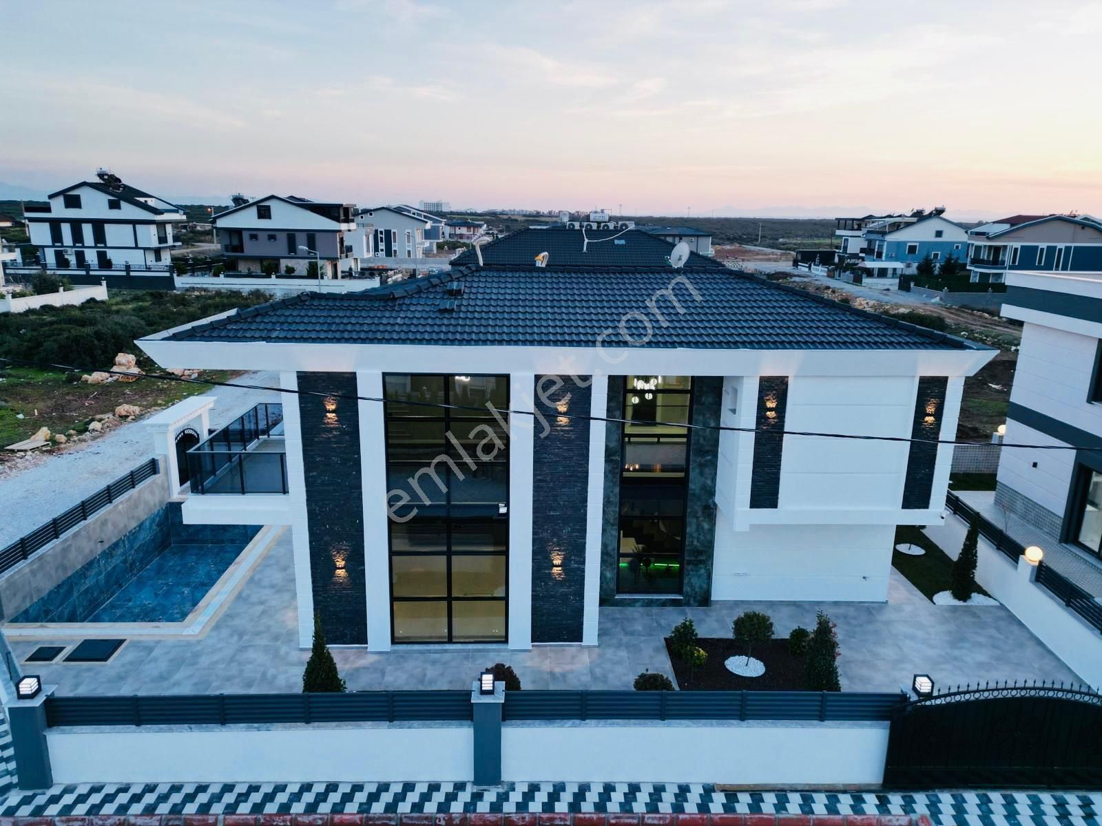 Didim Efeler Satılık Villa Aydın Didimde 330 M2 Arsa İçinde 4+1 Ayrı Mutfak Ful Eşyalı Havuzlu Ultra Lüx Bağımsız Villa