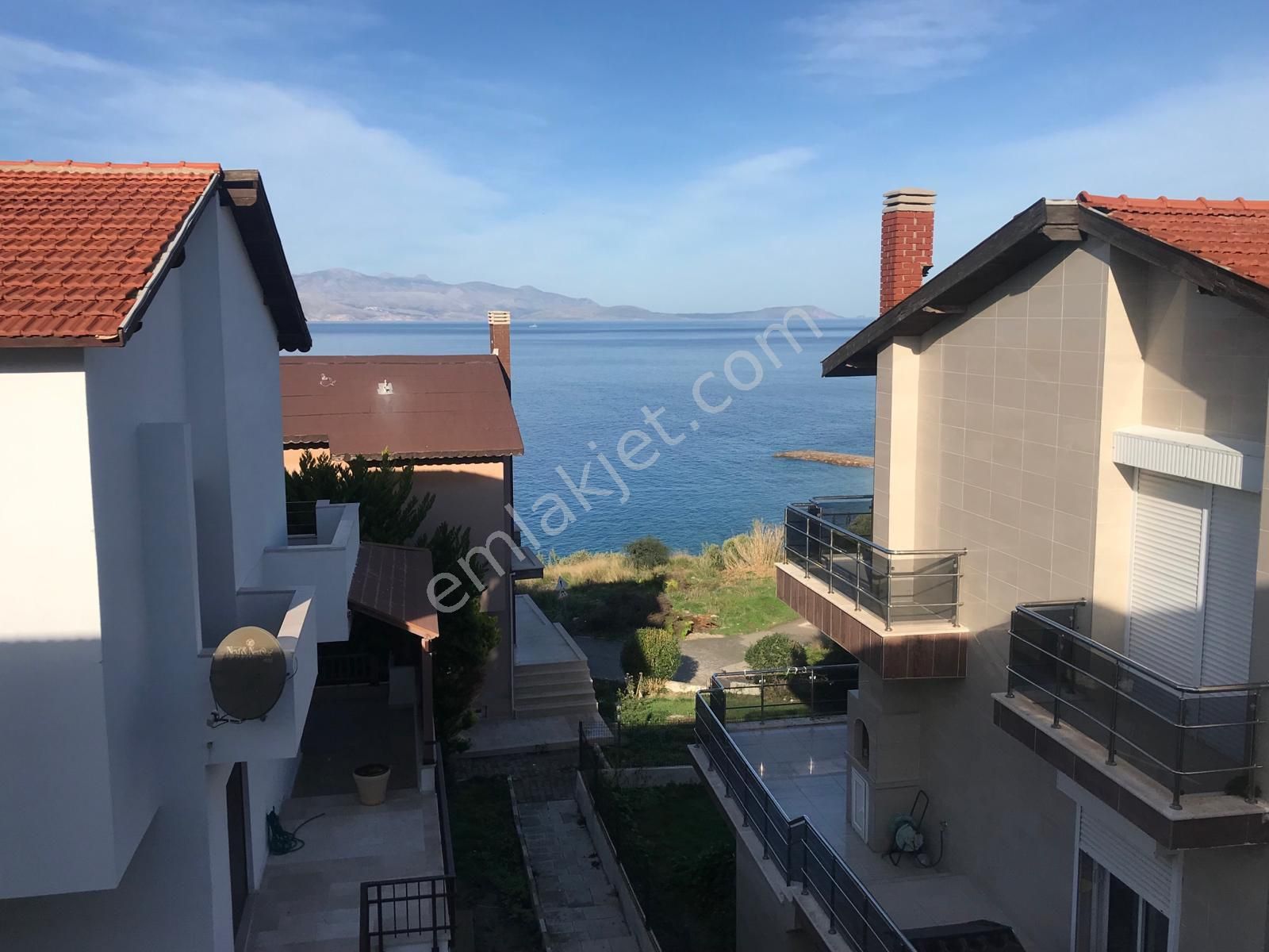 Çeşme Cumhuriyet Denize Sıfır Satılık Villa sahibinden esyali inşaat maliyetine 3 katlı deniz gören site içinde villa