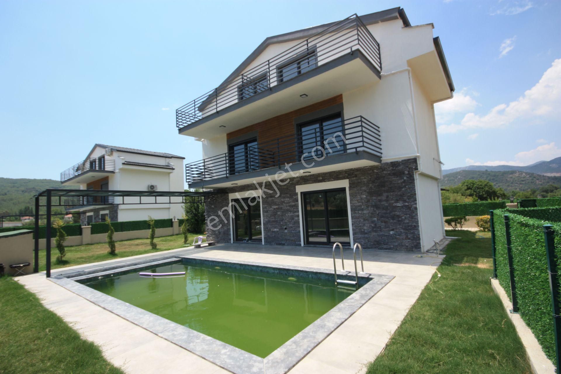 Fethiye Yeşilüzümlü Satılık Villa Fethiye Üzümlü'de Satılık 4+1 Havuzlu Tripleks Villa