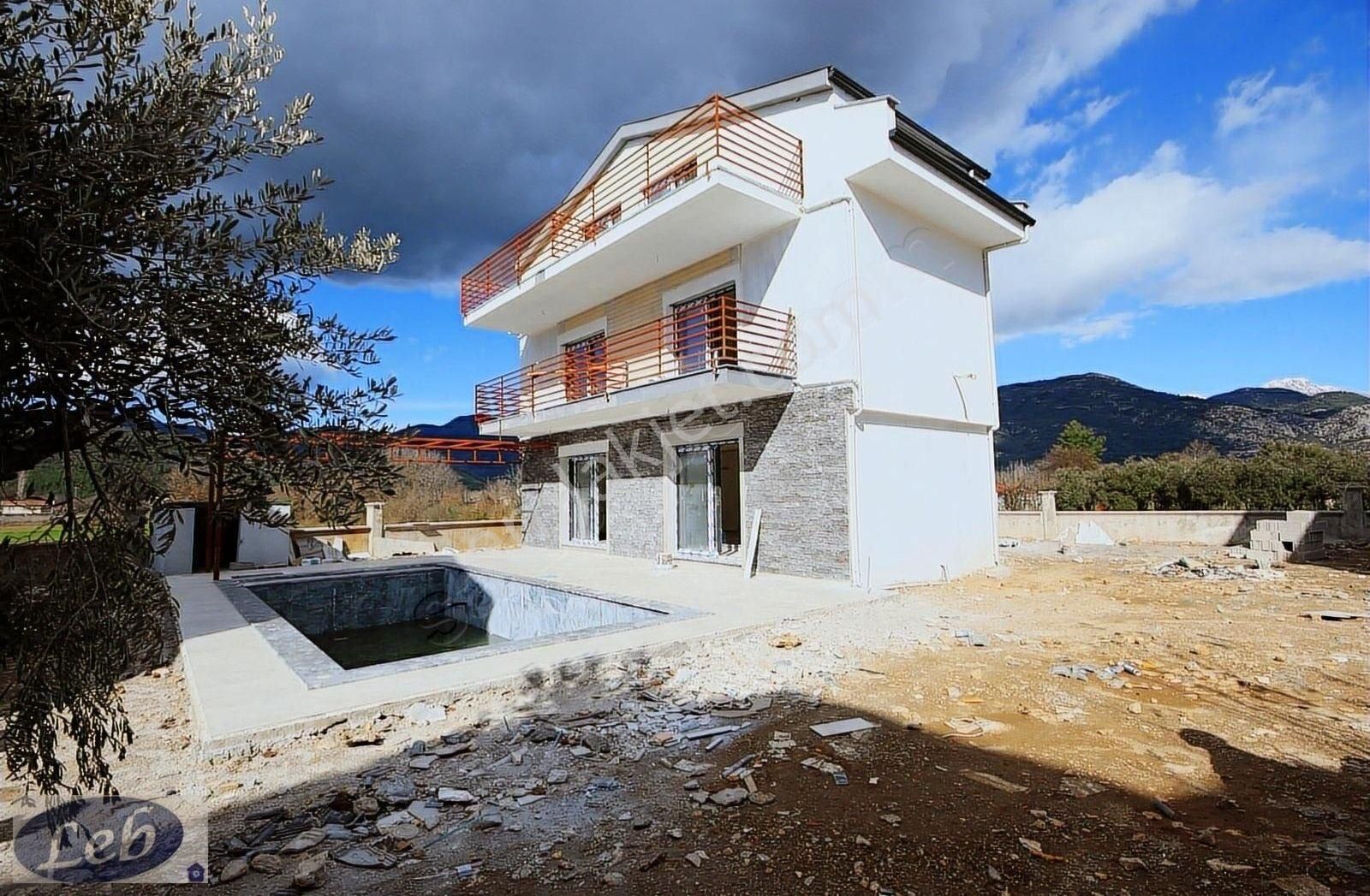 Fethiye Yeşilüzümlü Satılık Villa Fethiye Üzümlü'de Satılık 4+1 Havuzlu Tripleks Villa