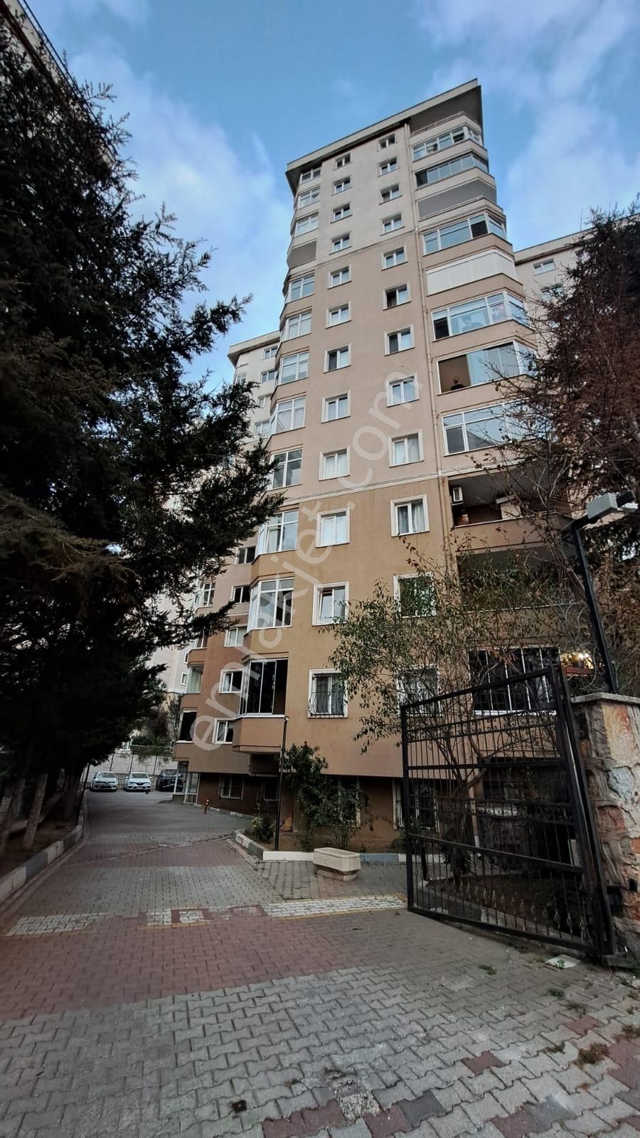 Maltepe Zümrütevler Satılık Daire  UĞUR'DAN ZÜMRÜTEVLER KALEYURT SİMGE SİTESİNDE 3+1 ARAKAT