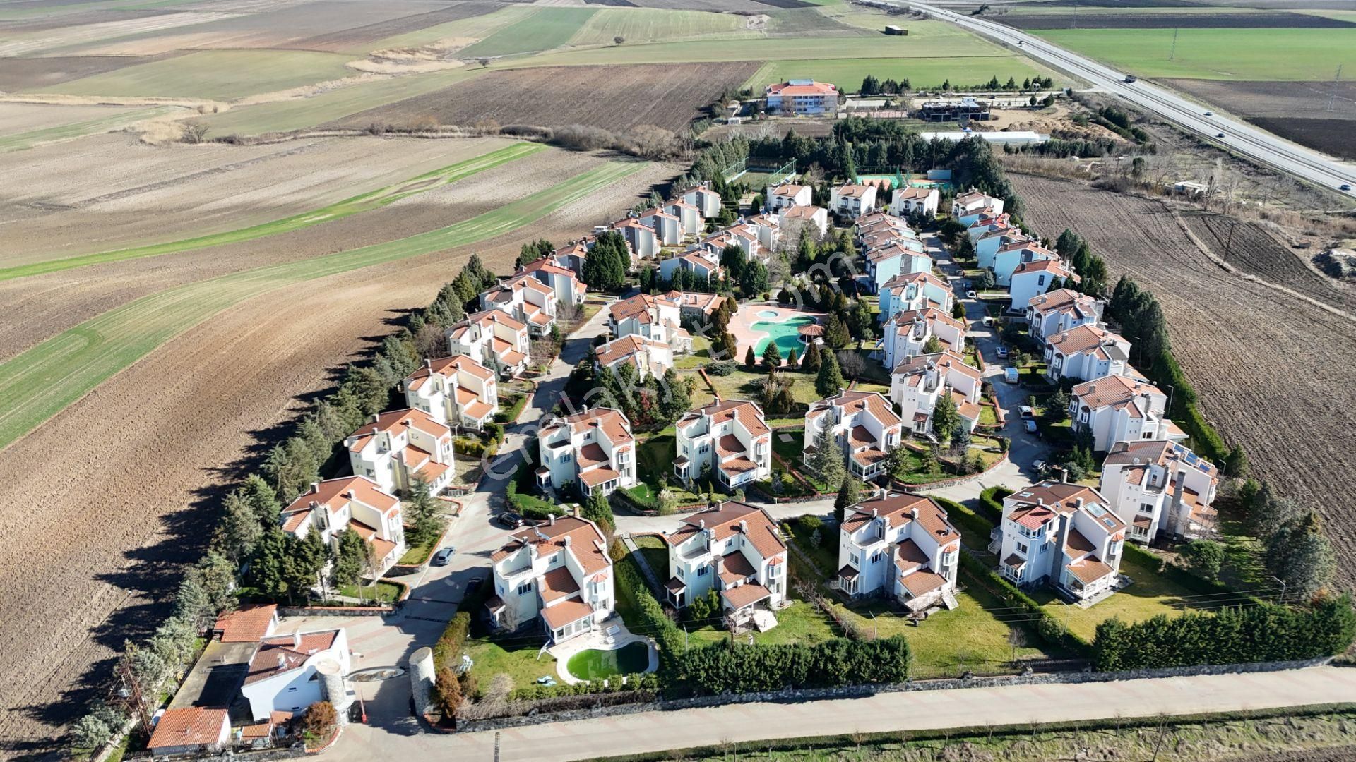 Lüleburgaz Ayvalı Köyü Satılık Villa  KIRKLARELİ LÜLEBURGAZ SATILIK TRİPLEKS VİLLA 