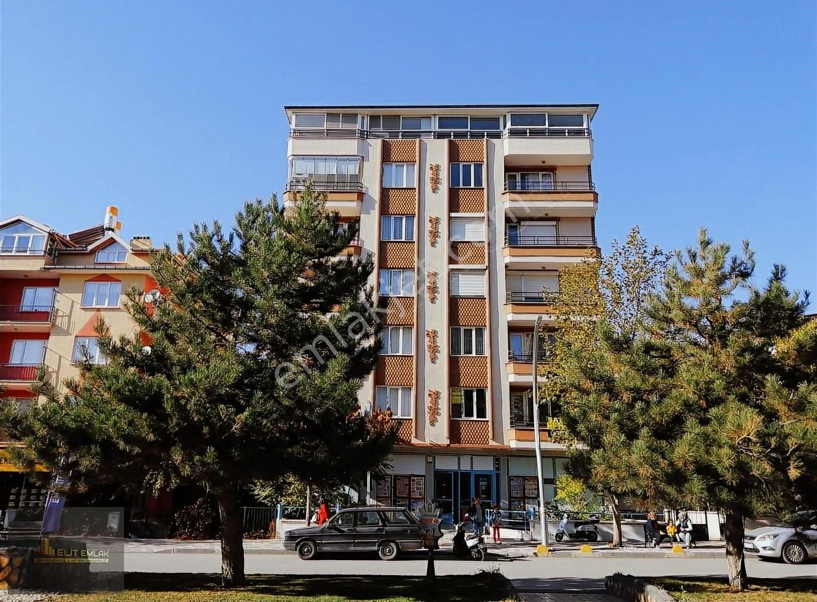 Sandıklı Çakır Satılık Daire ELİT EMLAK TAN İSTASYON CADDESİNDE 3+1 DAİRE