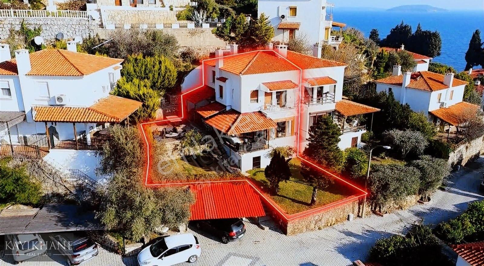 Urla İskele Denize Sıfır Satılık Villa Urla iskelede Yelkenkaya Sitesinde Deniz manzaralı Satılık Villa