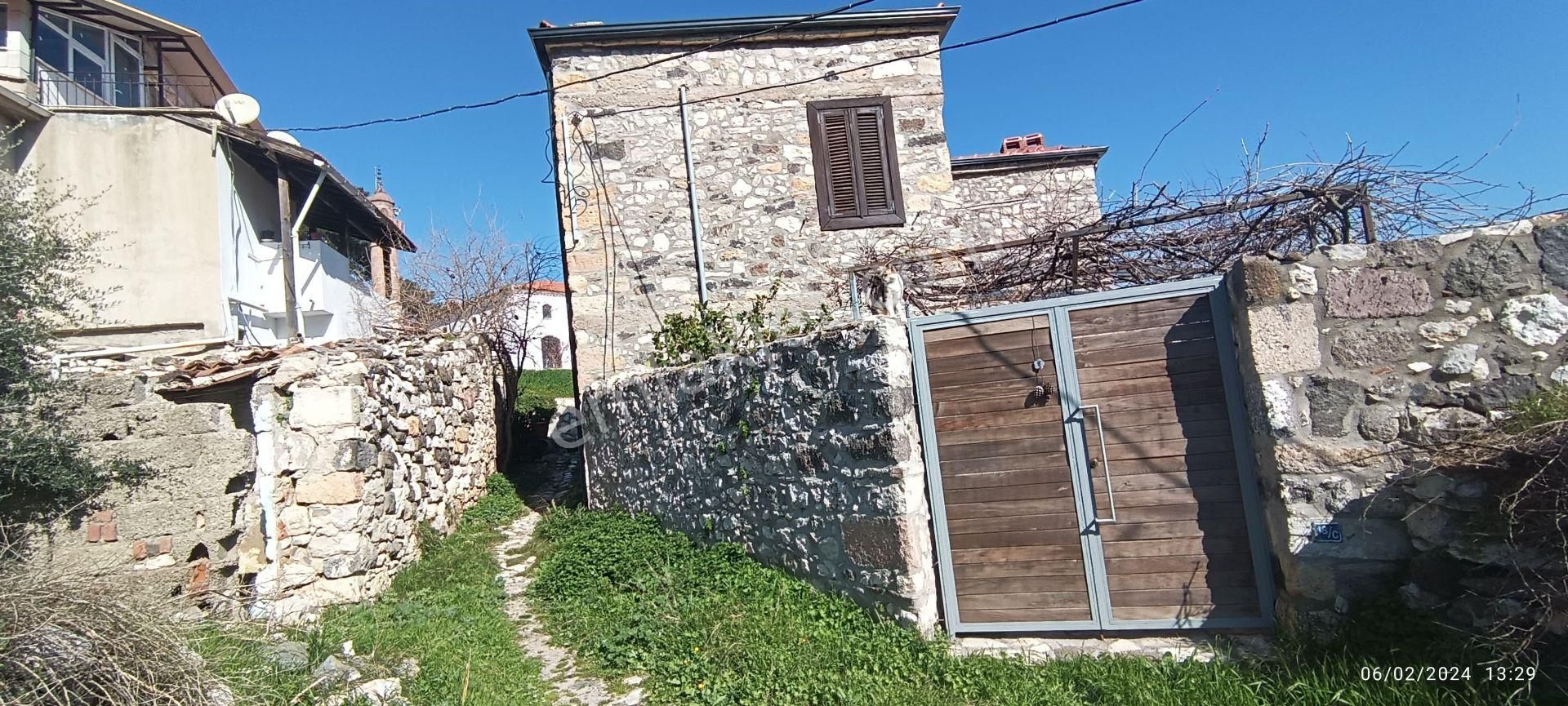 Karaburun Merkez Satılık Villa  Karaburun Merkez'de 3+1 Bahçeli Taş Ev Satılık