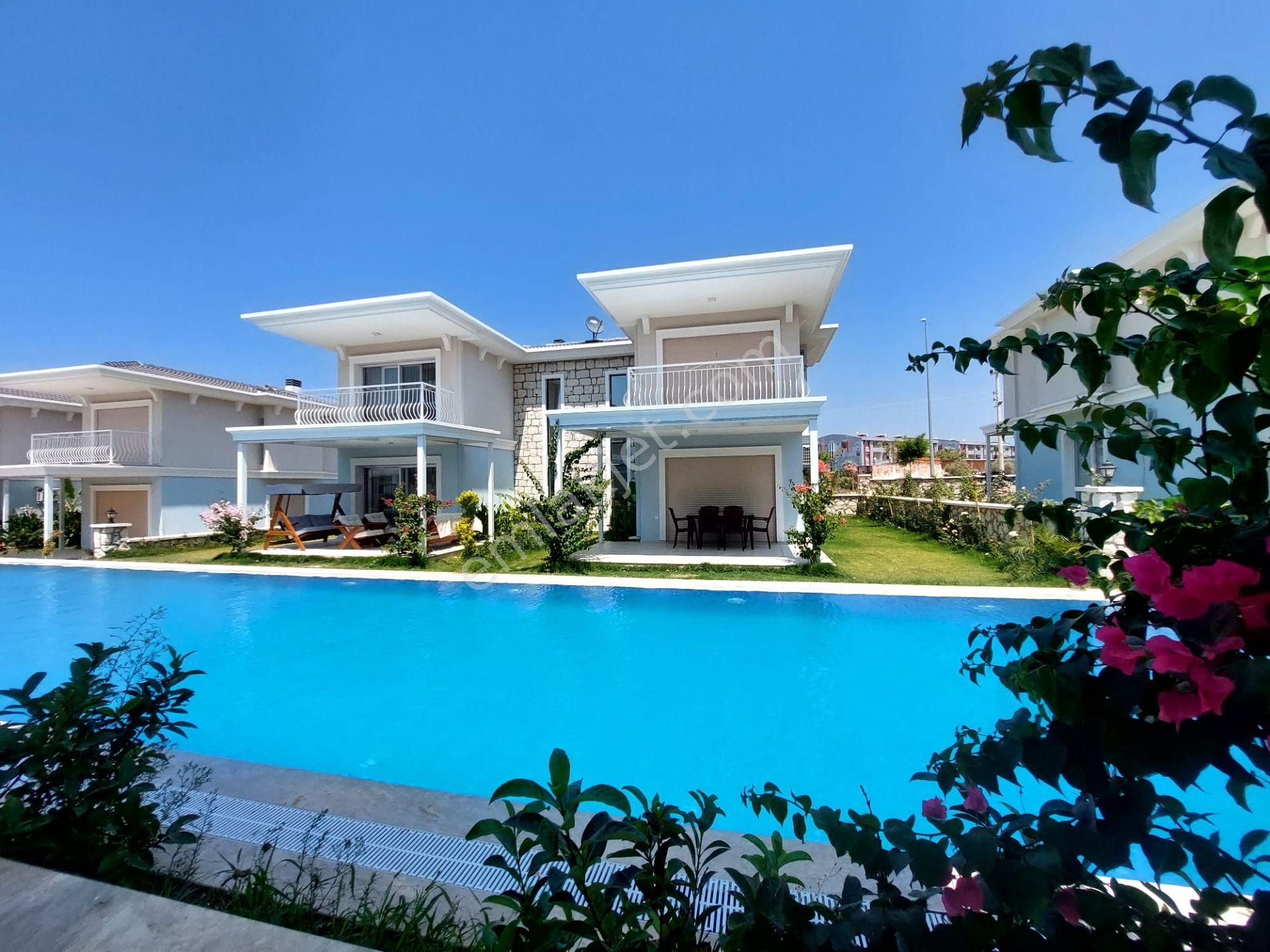 Kuşadası Davutlar Satılık Villa  Kuşadası'nda Termal Havuzlu Satılık 3+1 Villa