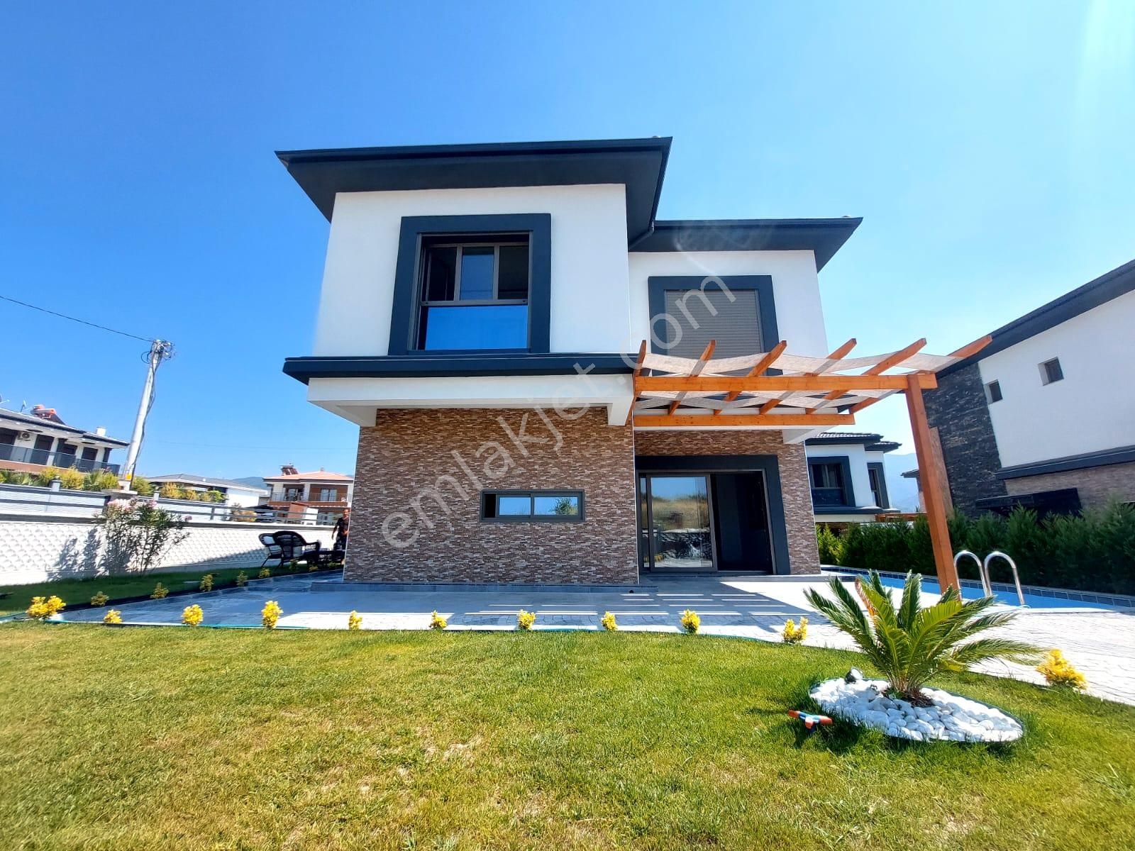 Kuşadası Davutlar Satılık Villa  Kuşadası'nda Müstakil Bahçeli, Havuzlu Satılık 3+1 Müstakil Vİlla