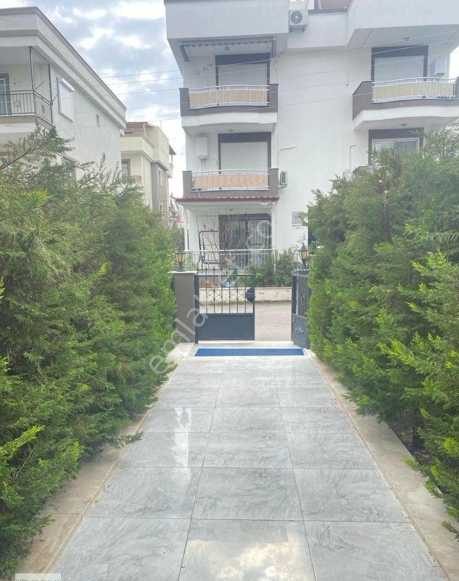 Seferihisar Mersin Alanı Satılık Daire Ürkmez Merkez'de Satılık 2+1 80m2 Müstakil giriş Bahçeli Daire