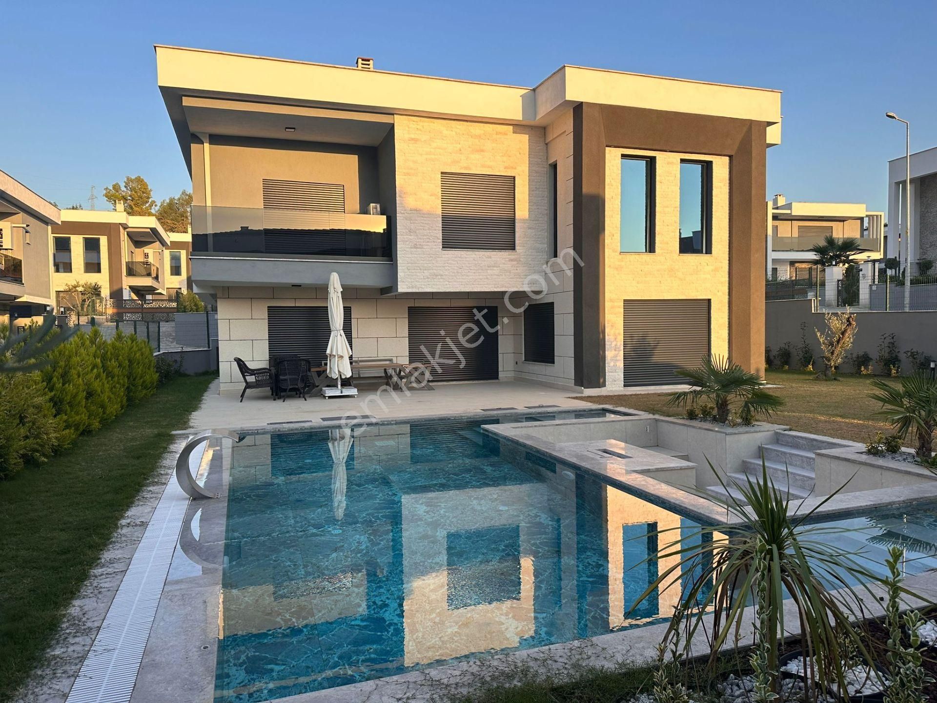 Kuşadası Değirmendere Satılık Villa Kuşadası Değirmendere'de 4+1 Loft Tavan, Lüx Eşyalı, Doğalgazlı Fırsat Villa