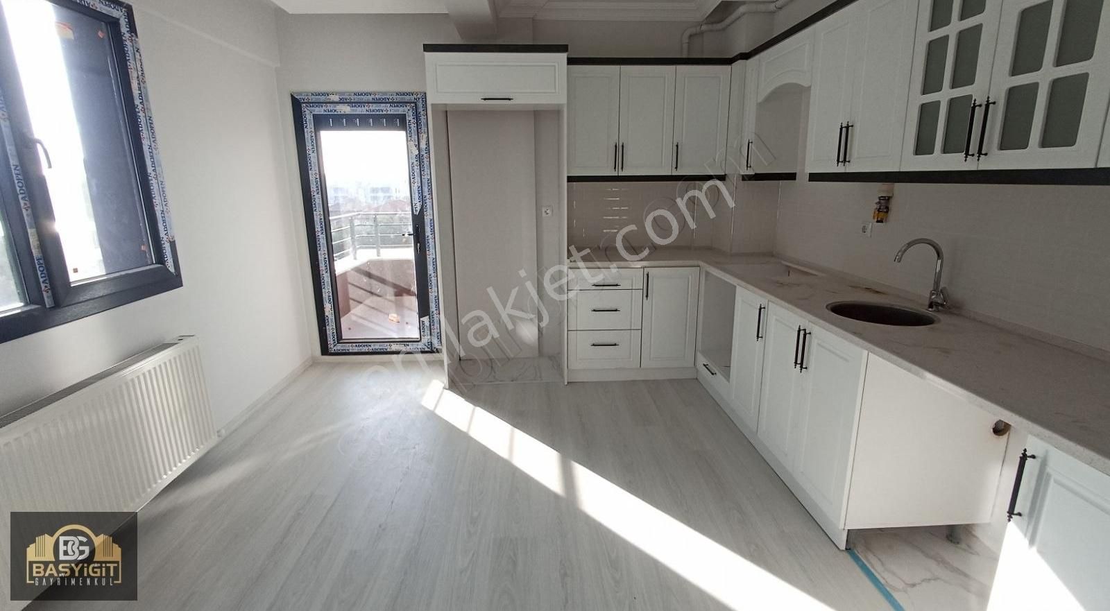 Akhisar Efendi Satılık Daire Efendi Mah.Nur Cami Yakını 3+1,180m2 Asansör,Otoparklı Dubleks