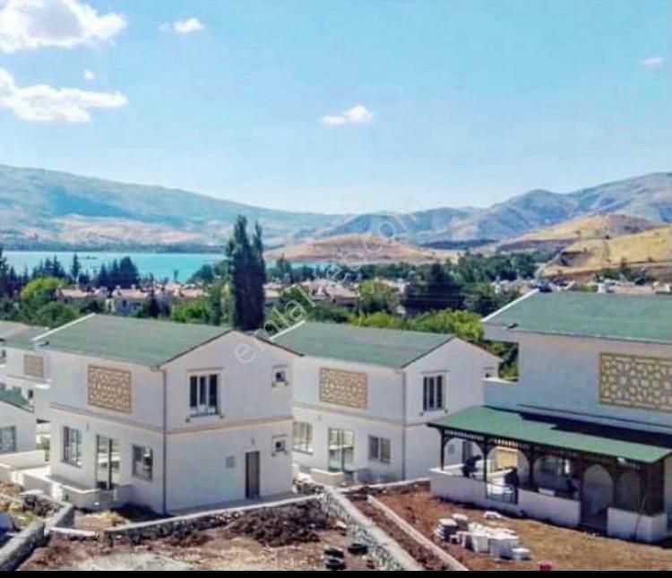 Sivrice Günay Köyü Satılık Villa Hazar gölünde sıfır villa