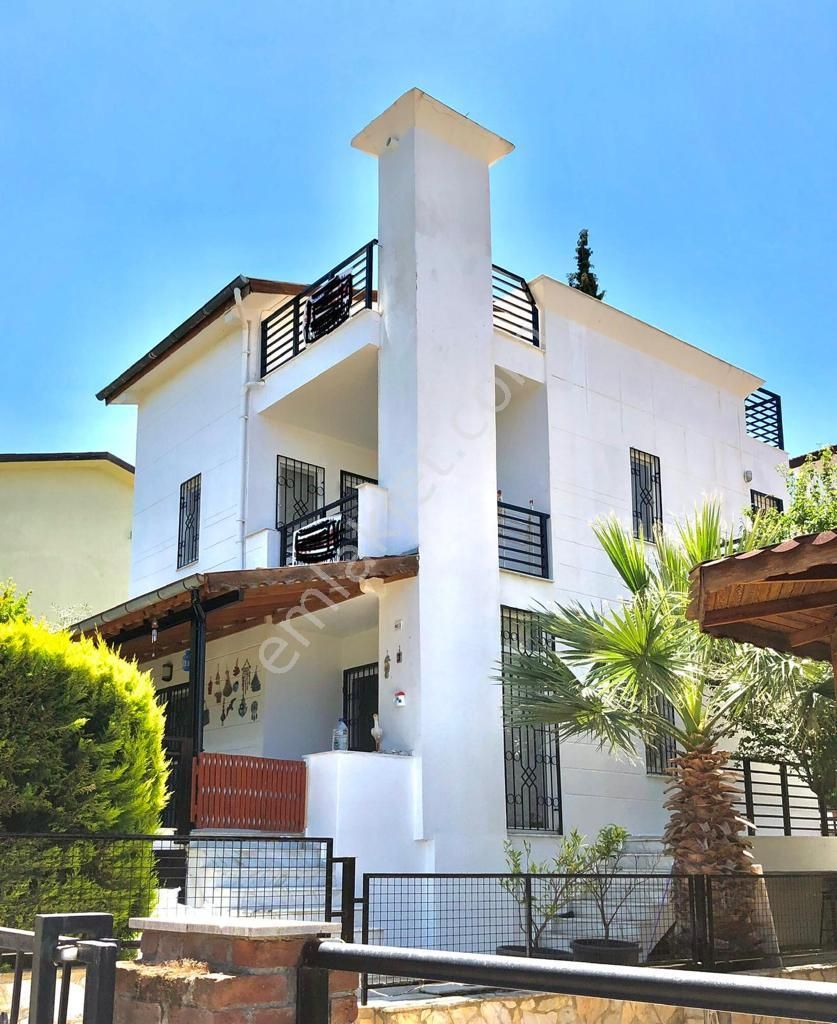 Kuşadası Bayraklıdede Satılık Villa  KUŞADASI BAYRAKLIDEDE MAH MÜSTAKİL VİLLA