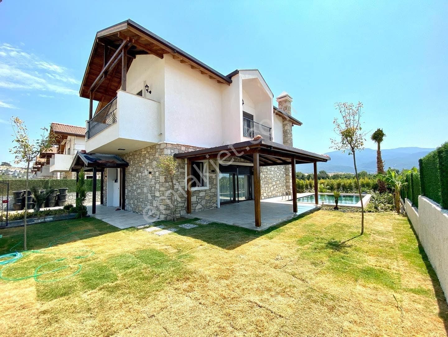 Kuşadası Soğucak Satılık Villa TEK MÜSTAKİL 400m2 ARSA İÇİNDE ÖZEL HAVUZLU ÖZEL OTOPARKLI 4+1 VİLLA