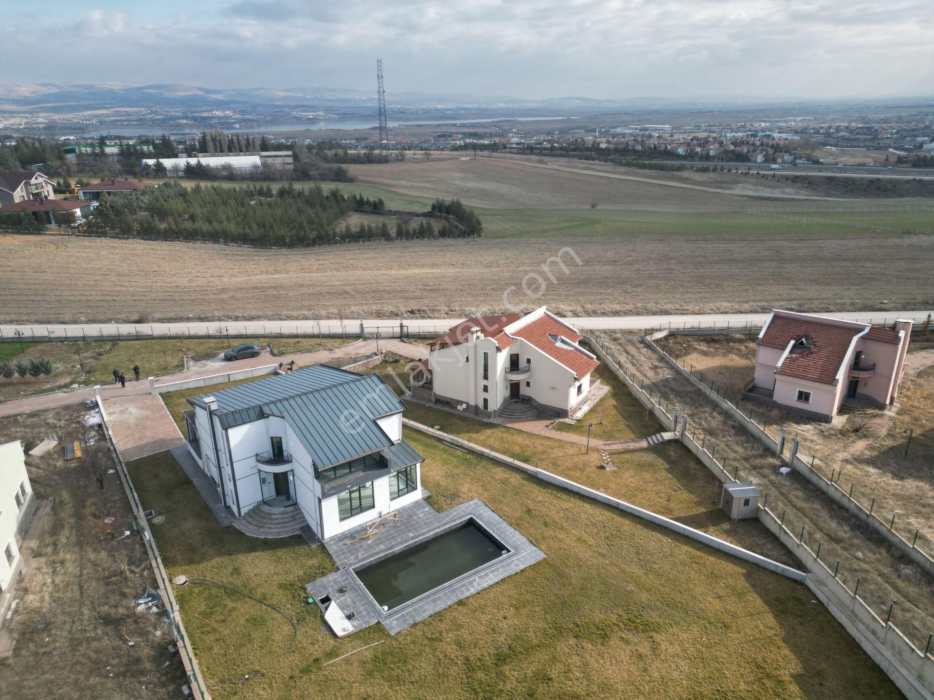 Gölbaşı Karşıyaka Satılık Villa  GÖLBAŞINDA SİTE İÇİNDE GENİŞ BAHÇELİ HAVUZLU VİLLA