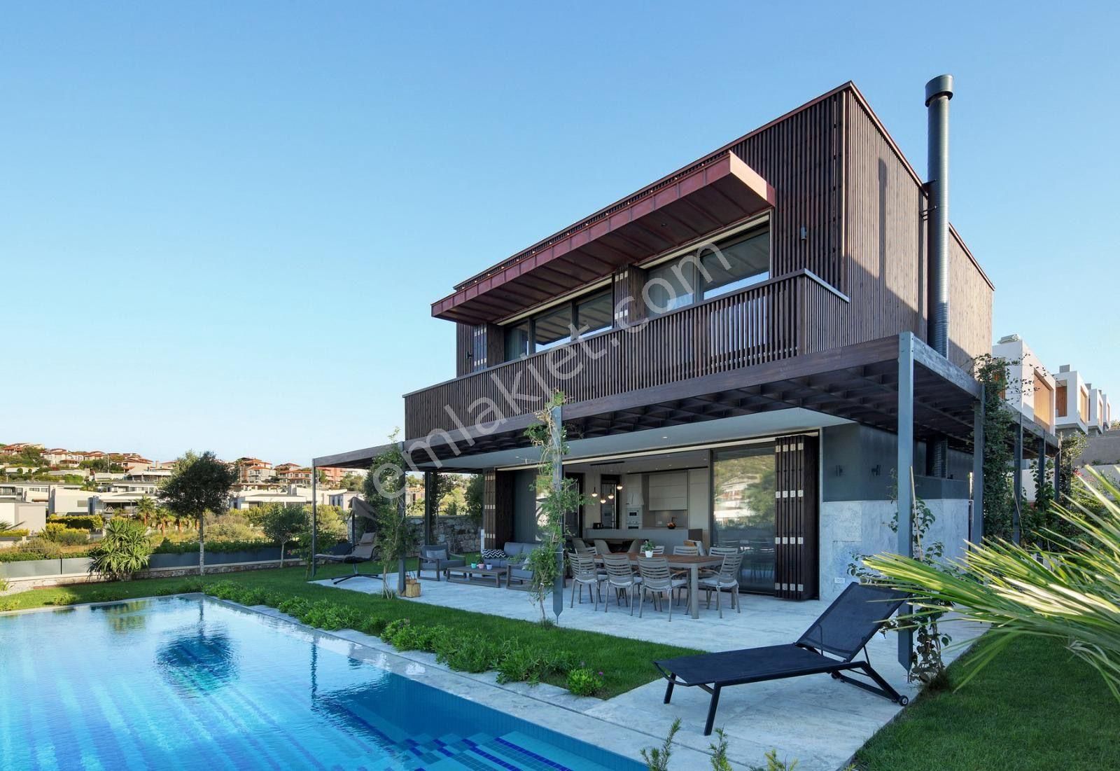 Çeşme Celal Bayar Satılık Villa  Ilıca'da Deniz Manzaralı Özel Tasarım Satılık Villa