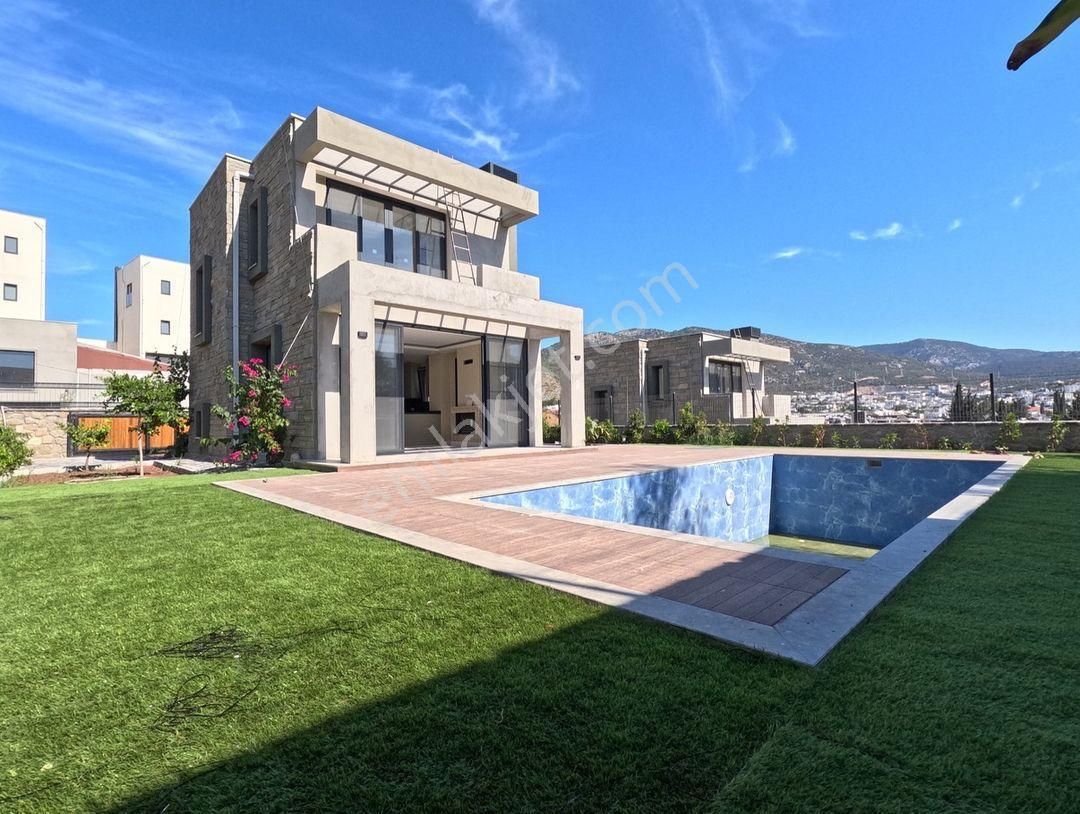 Bodrum Yahşi Satılık Villa  Ortakent'te Satılık Butik Site İçinde 4+1 Tam Müstakil Villa 