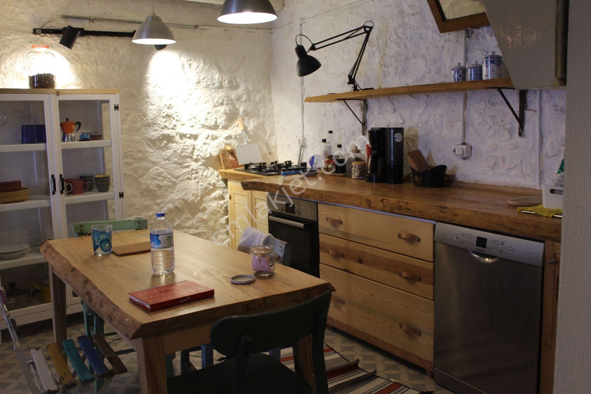 Ayvada'dan Ayvalık Merkez'de Teraslı 2 Katlı Taş Rum Evi - Görsel 10