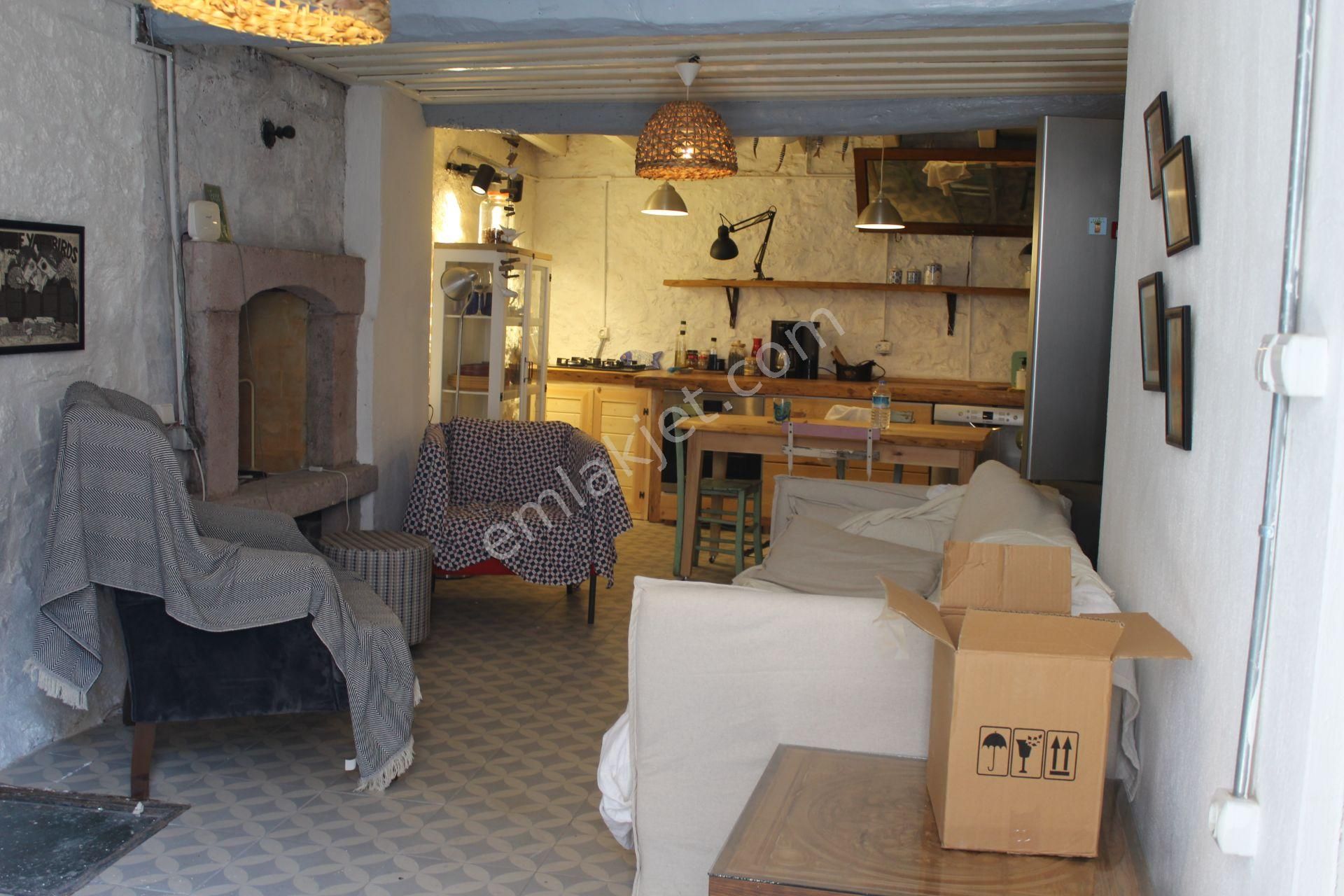 Ayvada'dan Ayvalık Merkez'de Teraslı 2 Katlı Taş Rum Evi - Görsel 4