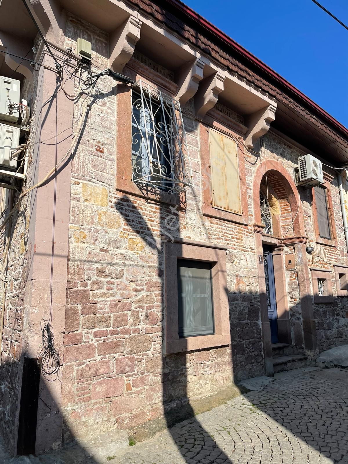 Ayvada'dan Ayvalık Merkez'de Teraslı 2 Katlı Taş Rum Evi - Görsel 2