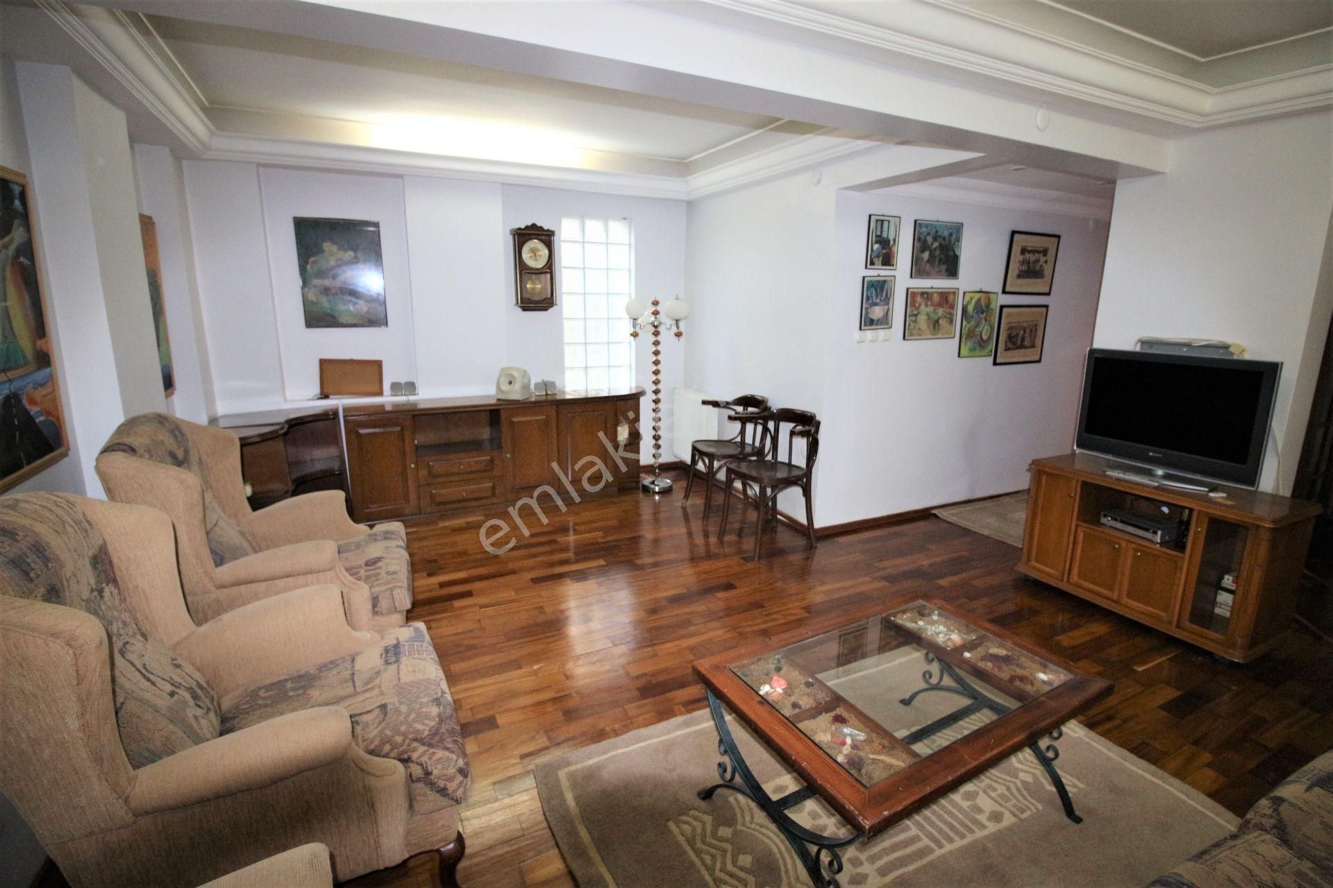 Sarıyer Tarabya Satılık Daire  TARABYA'DA SİTEDE SATILIK TEMİZ BAHÇE KATI