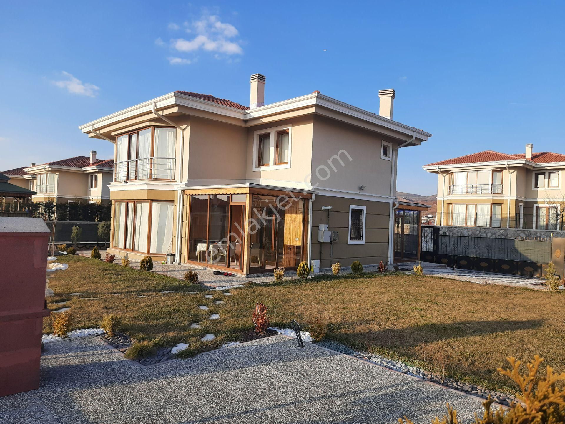 Yenimahalle Karacakaya Satılık Villa  Mebuskent Lüx Yapı Bakımlı Tepede Güney Açık Manzaralı Satılık Villa Ahmet Memiş Emlak