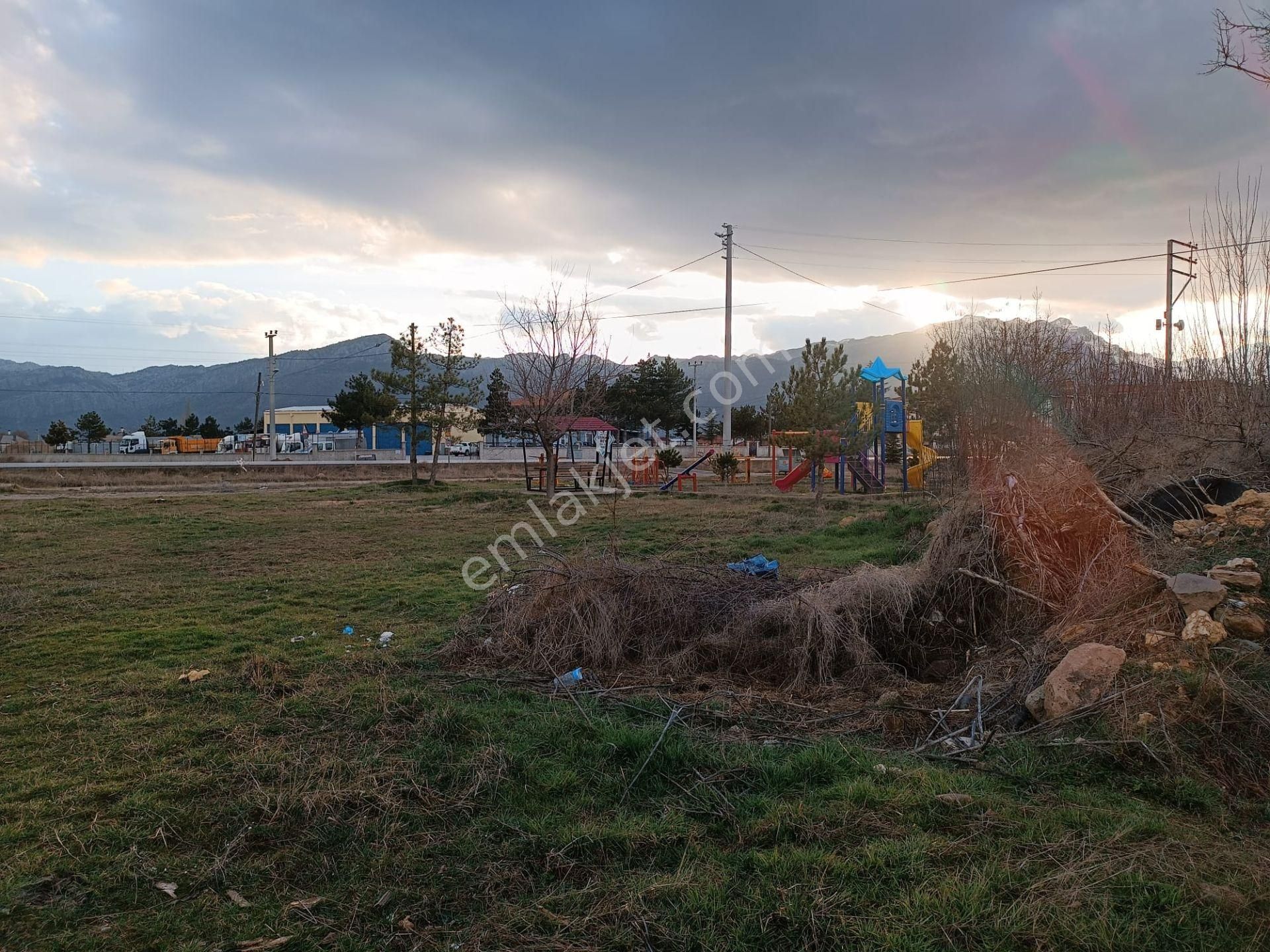 Seydişehir Kızılcalar Satılık Konut İmarlı  Tarım meslek lisesinin karşısında yatırımlık arsa tapulu arazi. elektrik var. Bozkır yoluna 15m . 