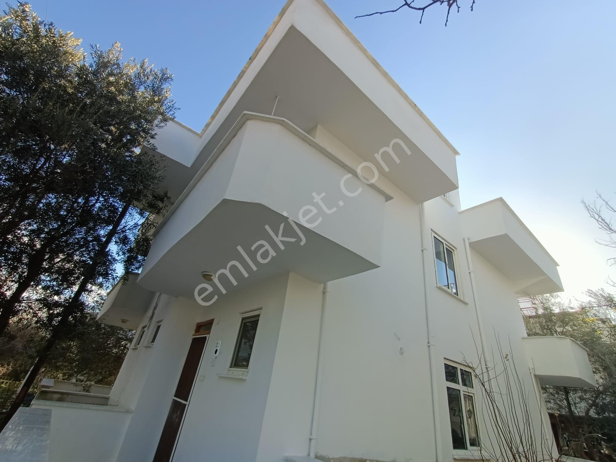 Edremit Güre Satılık Villa GÜRE'DE DENİZ MANZARALI ÇİFT TERAS FARKIYLA SATILIK 3+1 VİLLA