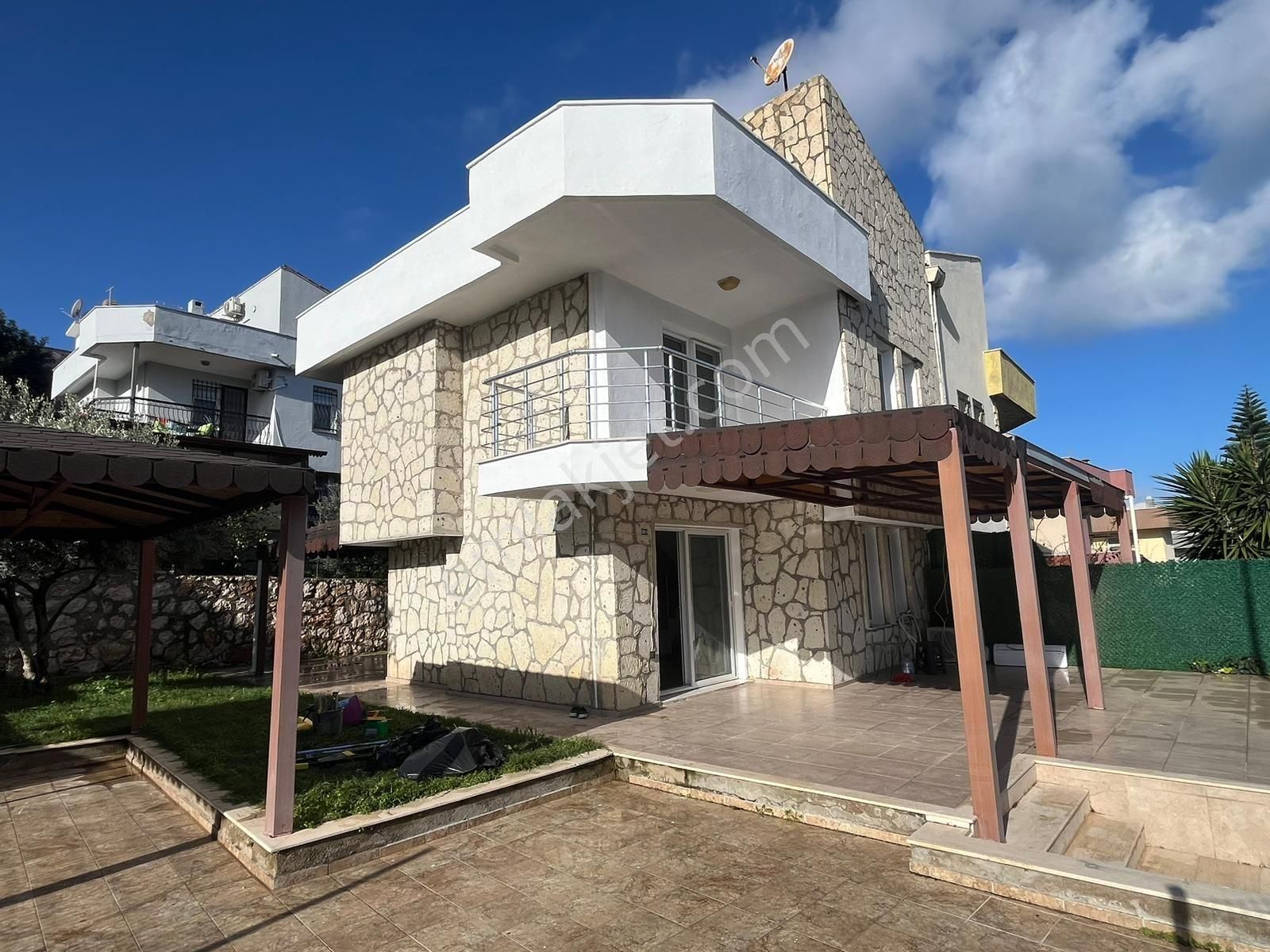 Çeşme Çiftlik Satılık Villa ÇEŞME ÇİFTLİKTE SATILIK TERASTAN DENİZ MANZARALI VİLLA 