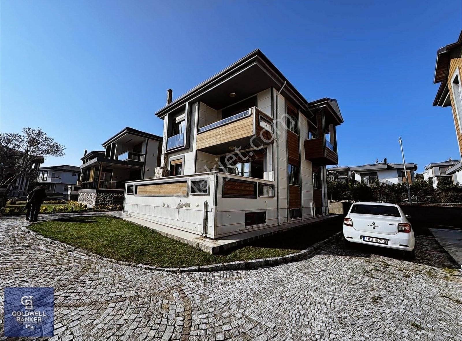Ayvalık Sahil Kent Satılık Villa Ayvalık da 6+2 satılık havuzlu villa