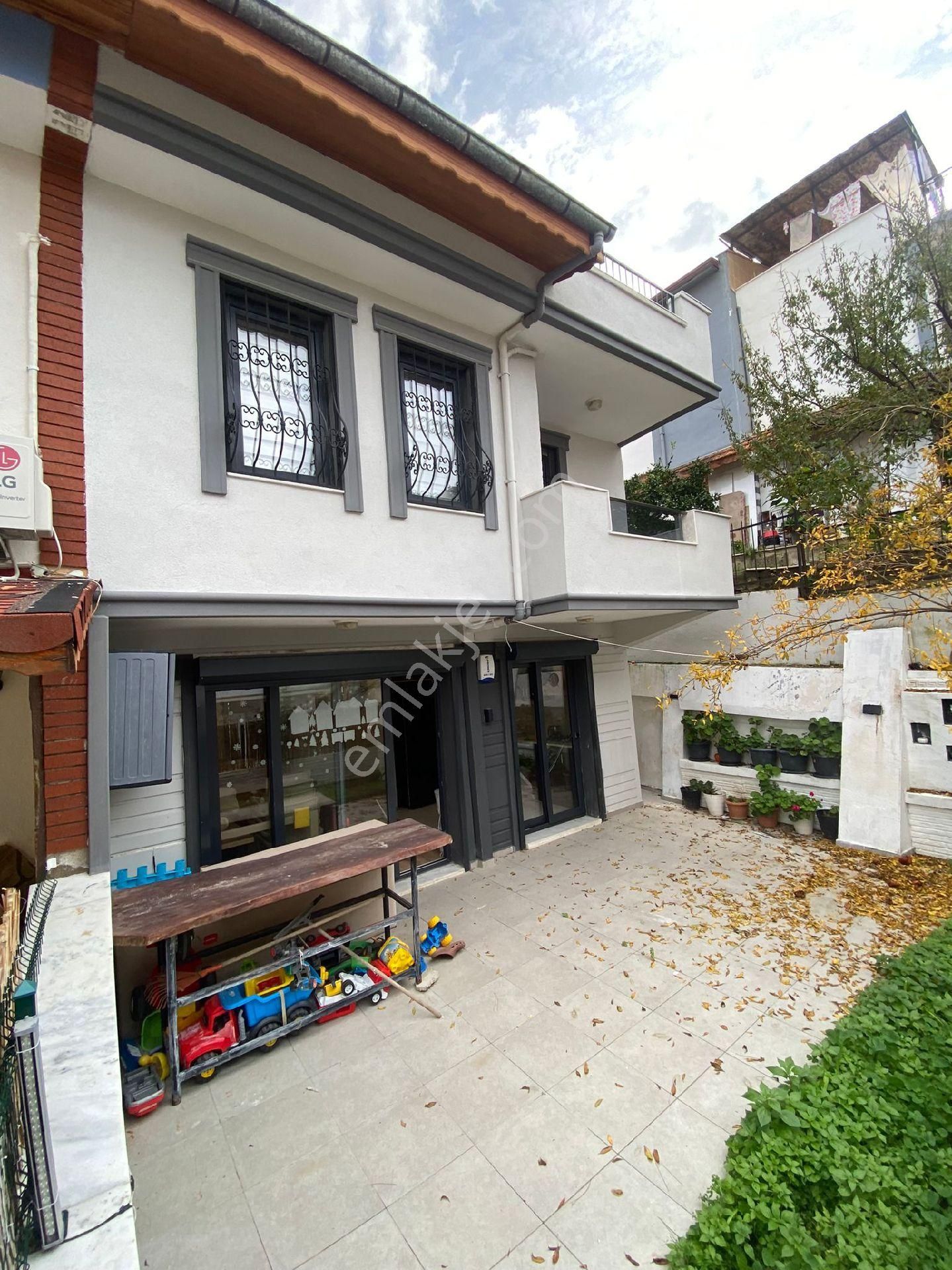 Kuşadasında Geniş Kullanımlı 4+1 Havuzlu Sitede Doğalgazlı Villa
