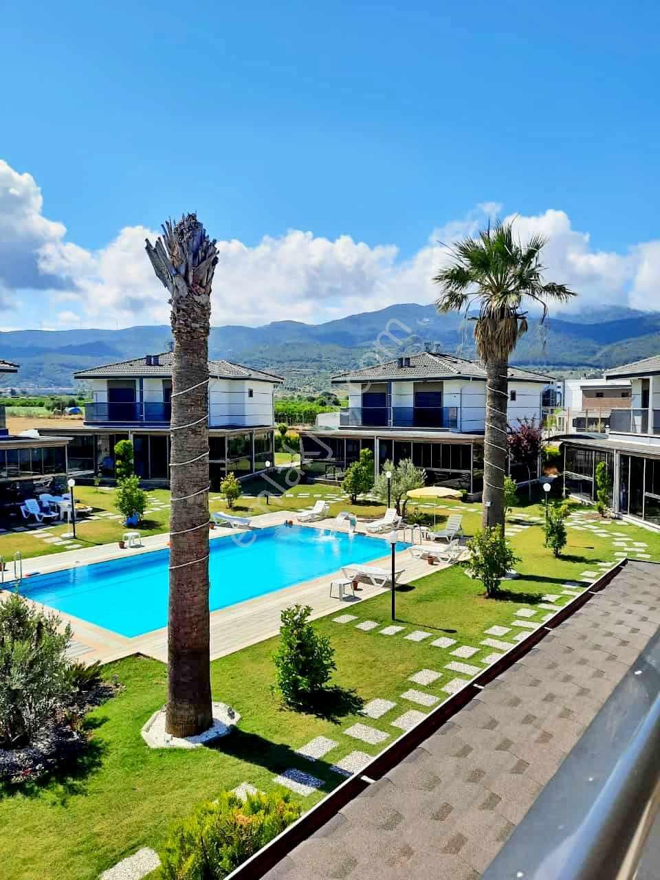 Kuşadası Davutlar Satılık Villa  Kuşadası Davutlar Sahilinde Denize Yakın Butik Sitede 2+1 Dubleks Villa