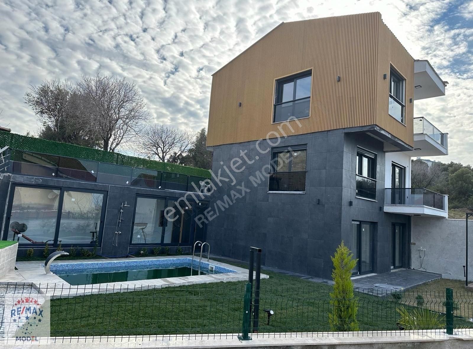 Foça Cumhuriyet Satılık Villa YENİ FOÇA CUMHURİYET MAHALLESİNDE 5+1 LÜKS TRİPLEKS VİLLA