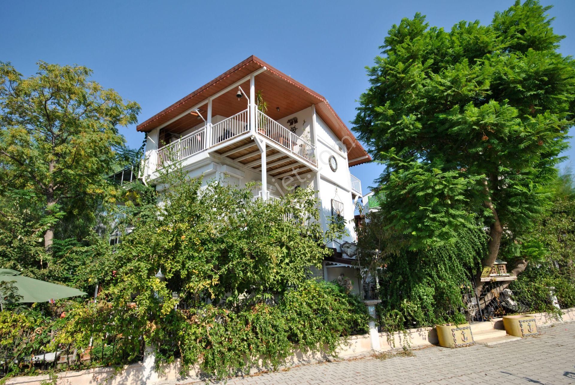 Kemer Merkez Satılık Villa  Kemer Merkezde Denize 800 m Uzaklıkta Tripleks Satılık İkiz Ev