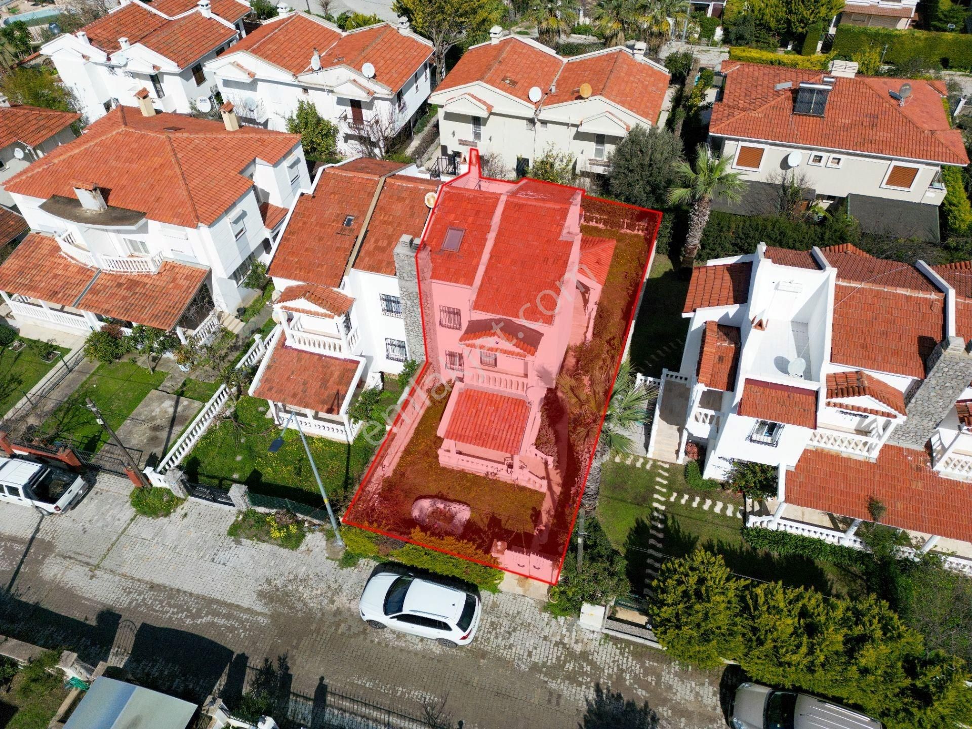 Çeşme Alaçatı Satılık Villa ALAÇATI MERKEZ GENİŞ BAHÇELİ TERASLI 5+1 DUBLEKS VİLLA