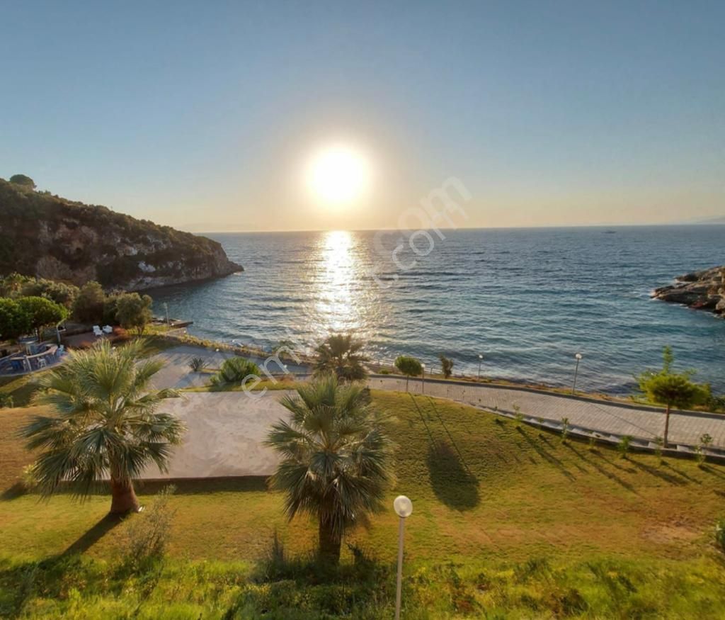 Kuşadası Bayraklıdede Kiralık Villa  KUŞADASINDA MERKEZE YAKIN HAVUZLU,DENİZE SIFIR SİTEDE EŞYALI 3+1