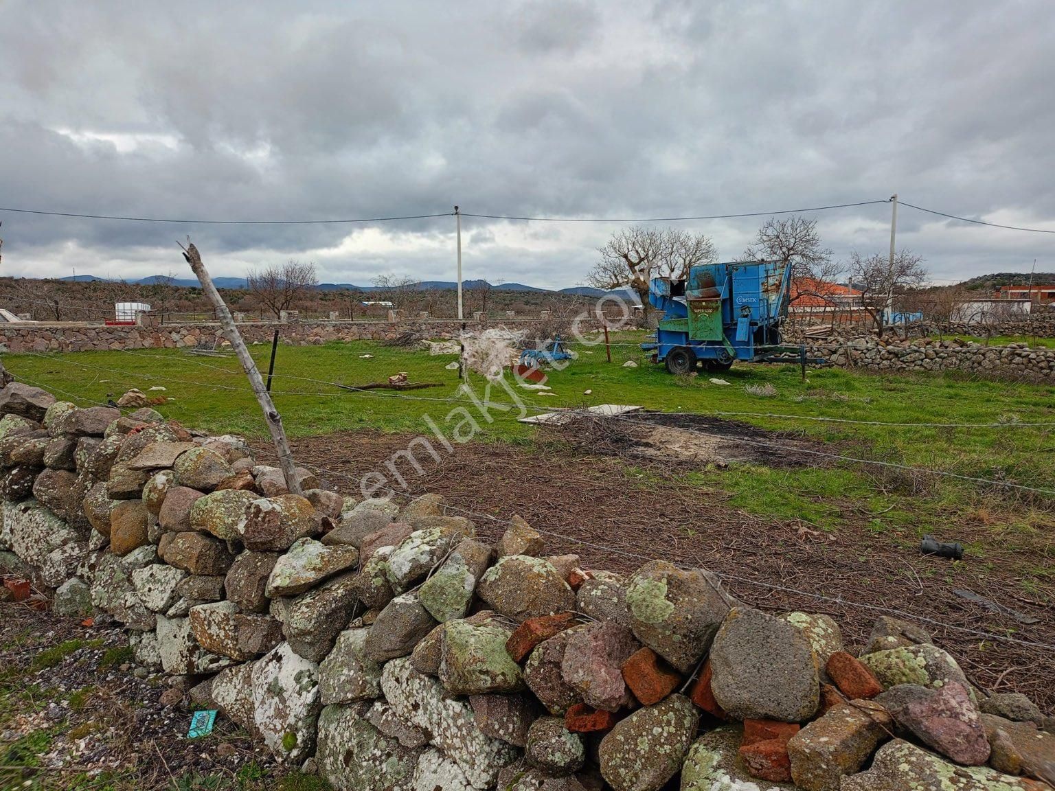 Yunusemre Küçükbelen Satılık Konut İmarlı Küçükbelen asvalt üzerinde 960m2 satılık 2 kat imarlı arsa takas olur