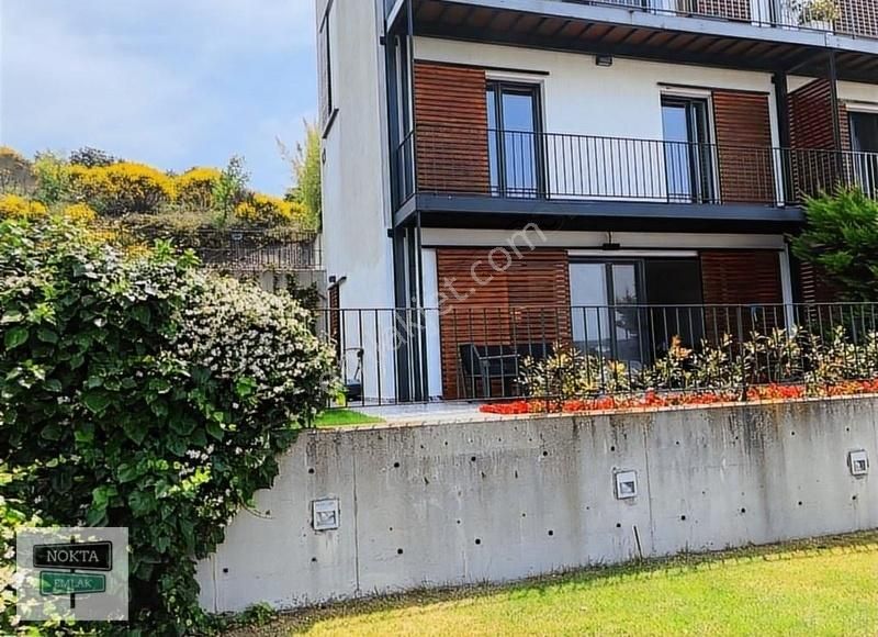 Sarıyer Zekeriyaköy Kiralık Villa Nokta'dan Sitede Eşsiz Geniş Bahçeli Full Yenilenmiş 2,5+1 Dubl.