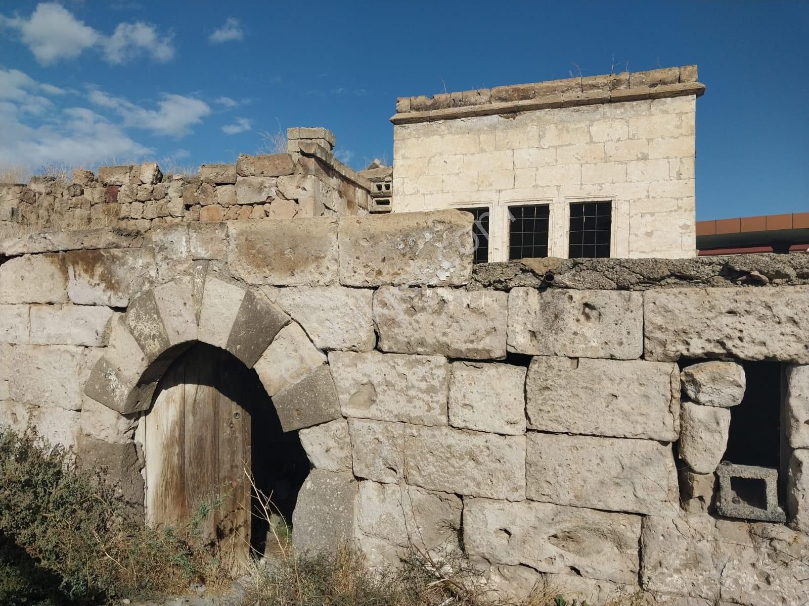 Nevşehir Merkez Kaymaklı Bld. (Bekirağa) Satılık Müstakil Ev  KAPADOKYA / KAYMAKLI/TAŞ ,KEMERLİ ve OYMA ODALI EV