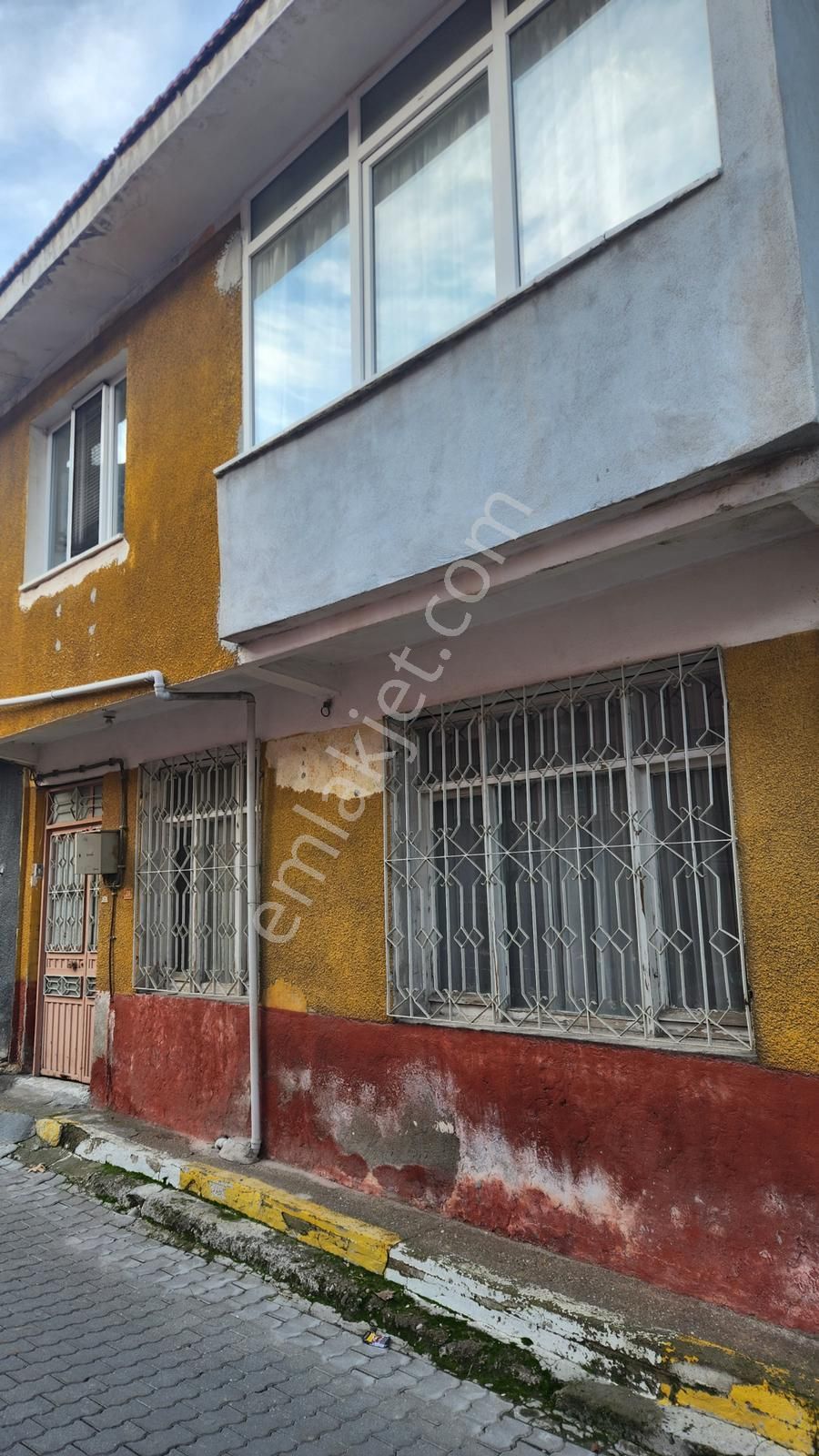 Kırkağaç Bakır Satılık Müstakil Ev  bakır mahallesi, kasapoğlu sokakta 2 katlı ve teraslı müstakil